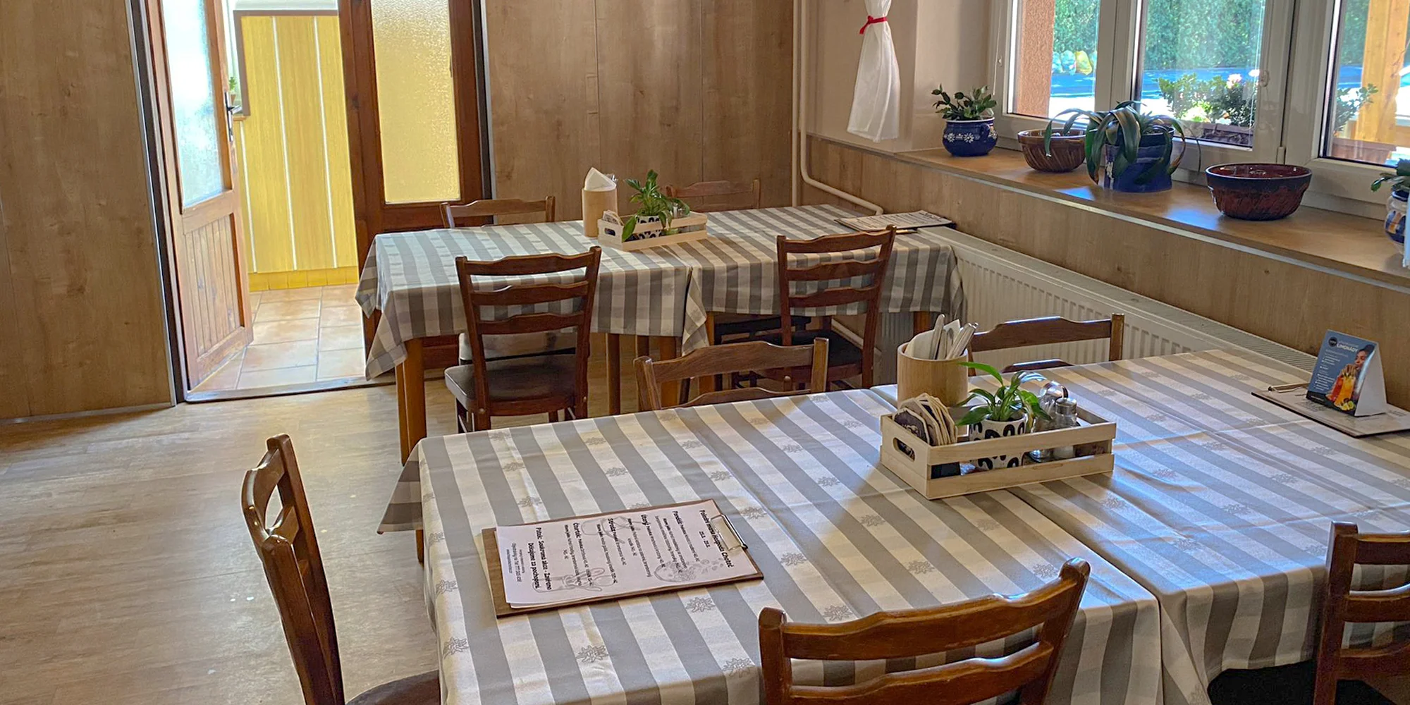 Oběd v poctivé české hospůdce: polední menu s polévkou a nápojem pro 1 i 2 osoby