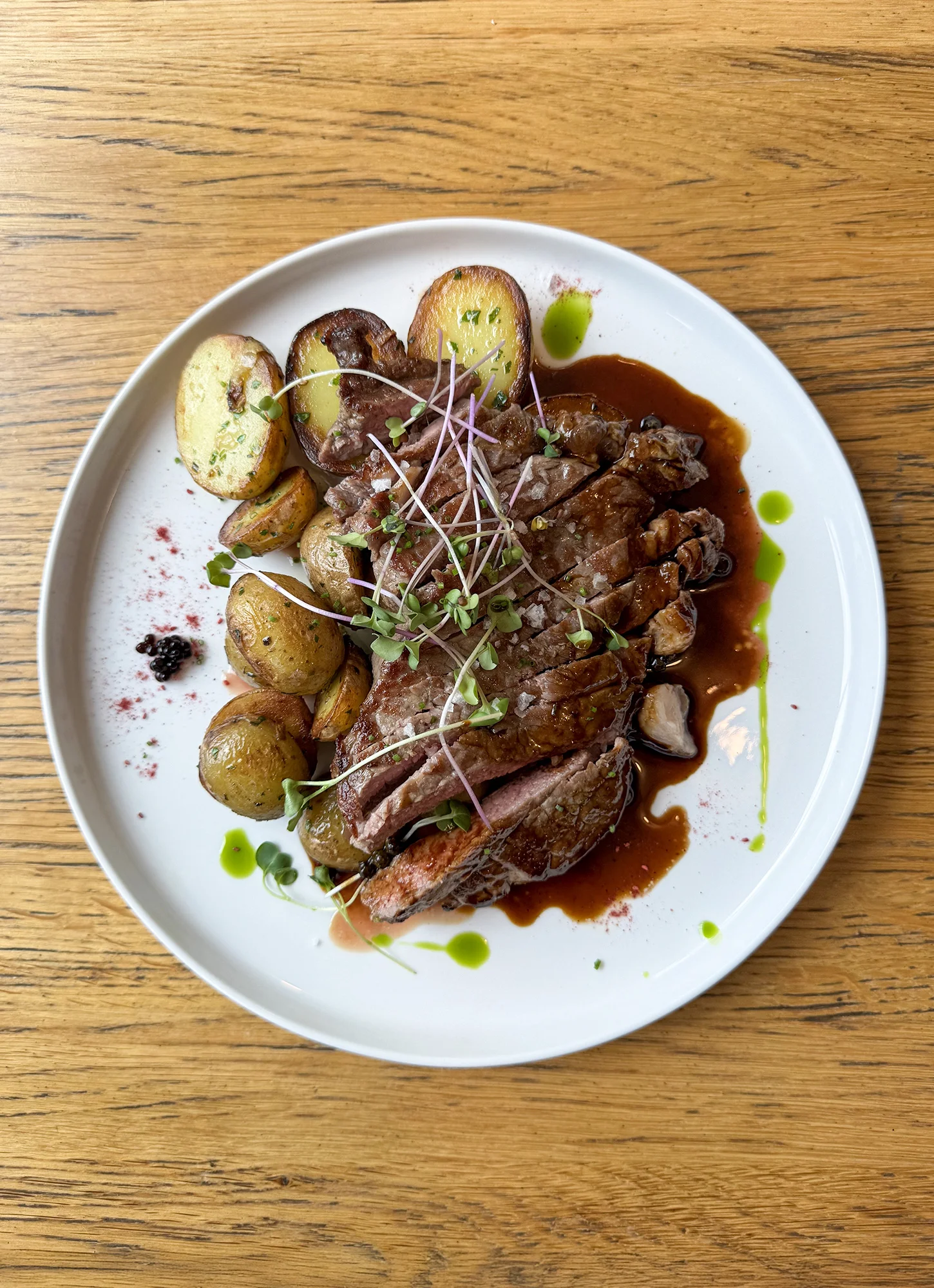 Tříchodové menu pro dva i s lahví vína u Máchova jezera: tatarák, steak i gelato
