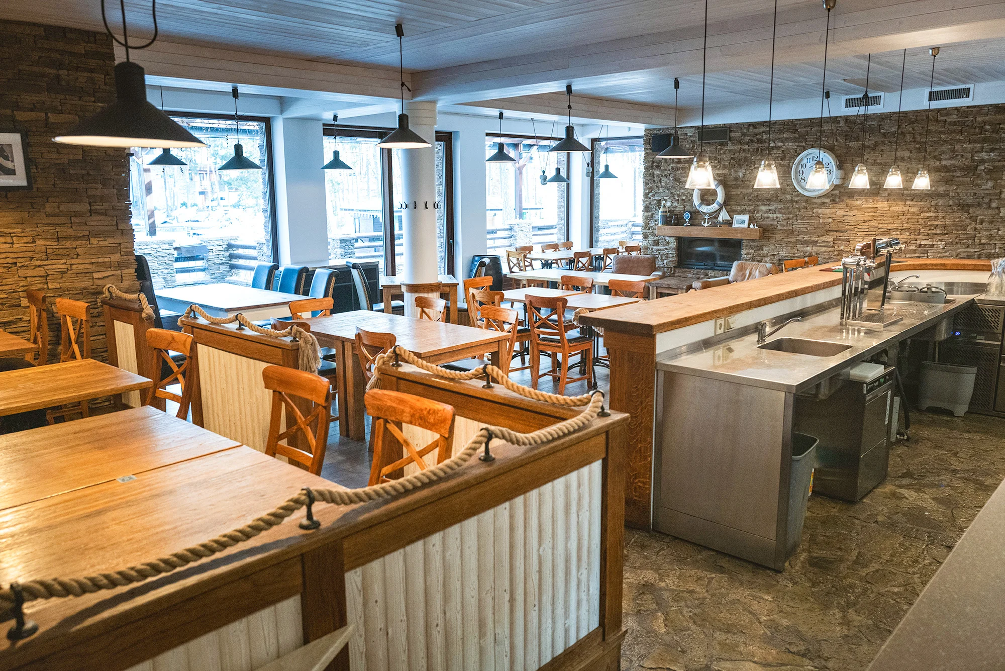 Tříchodové menu pro dva i s lahví vína u Máchova jezera: tatarák, steak i gelato