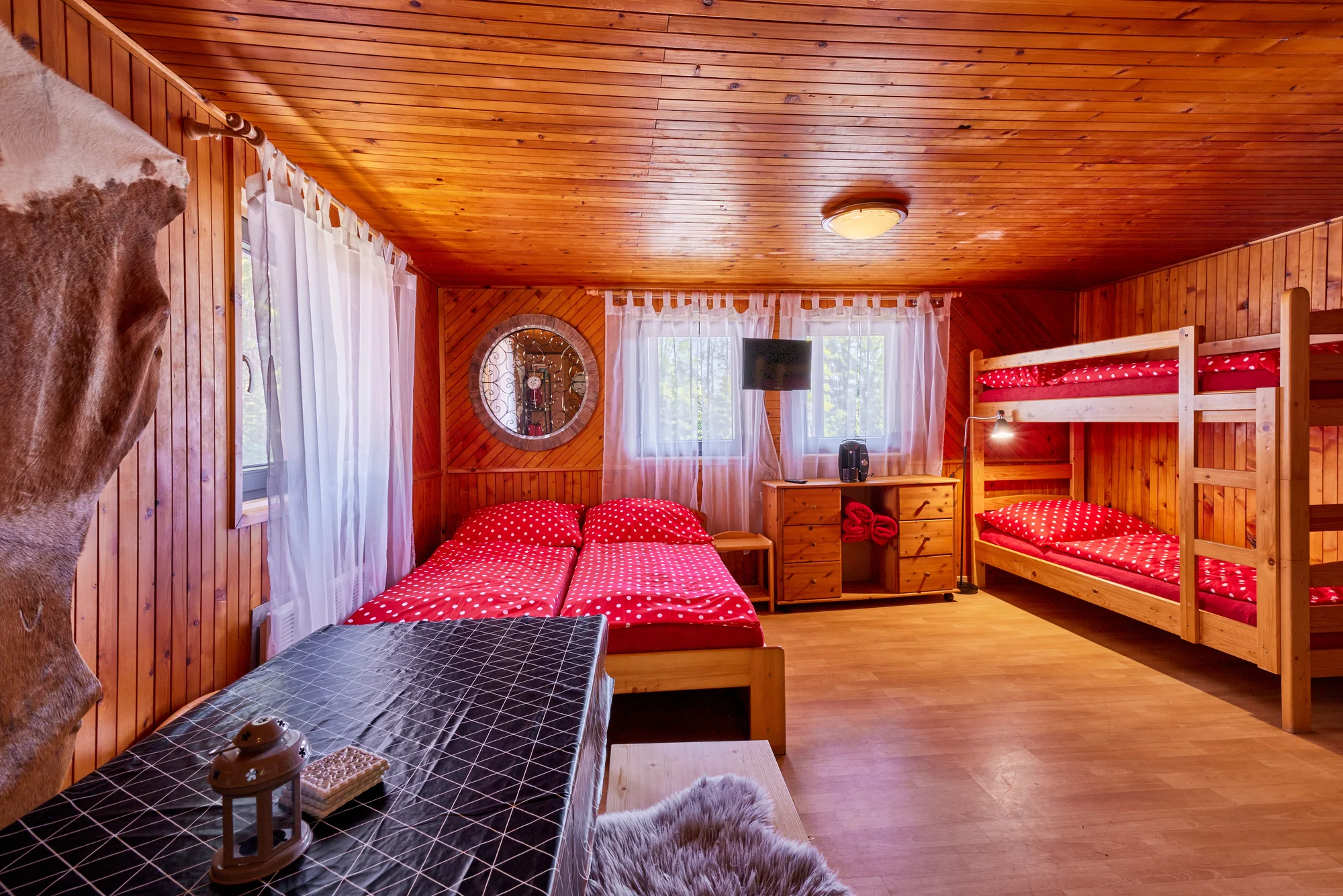 Krásný resort u lesní plovárny v Mladých Bukách na úpatí Krkonoš: koupání, turistika i lyžování na dosah