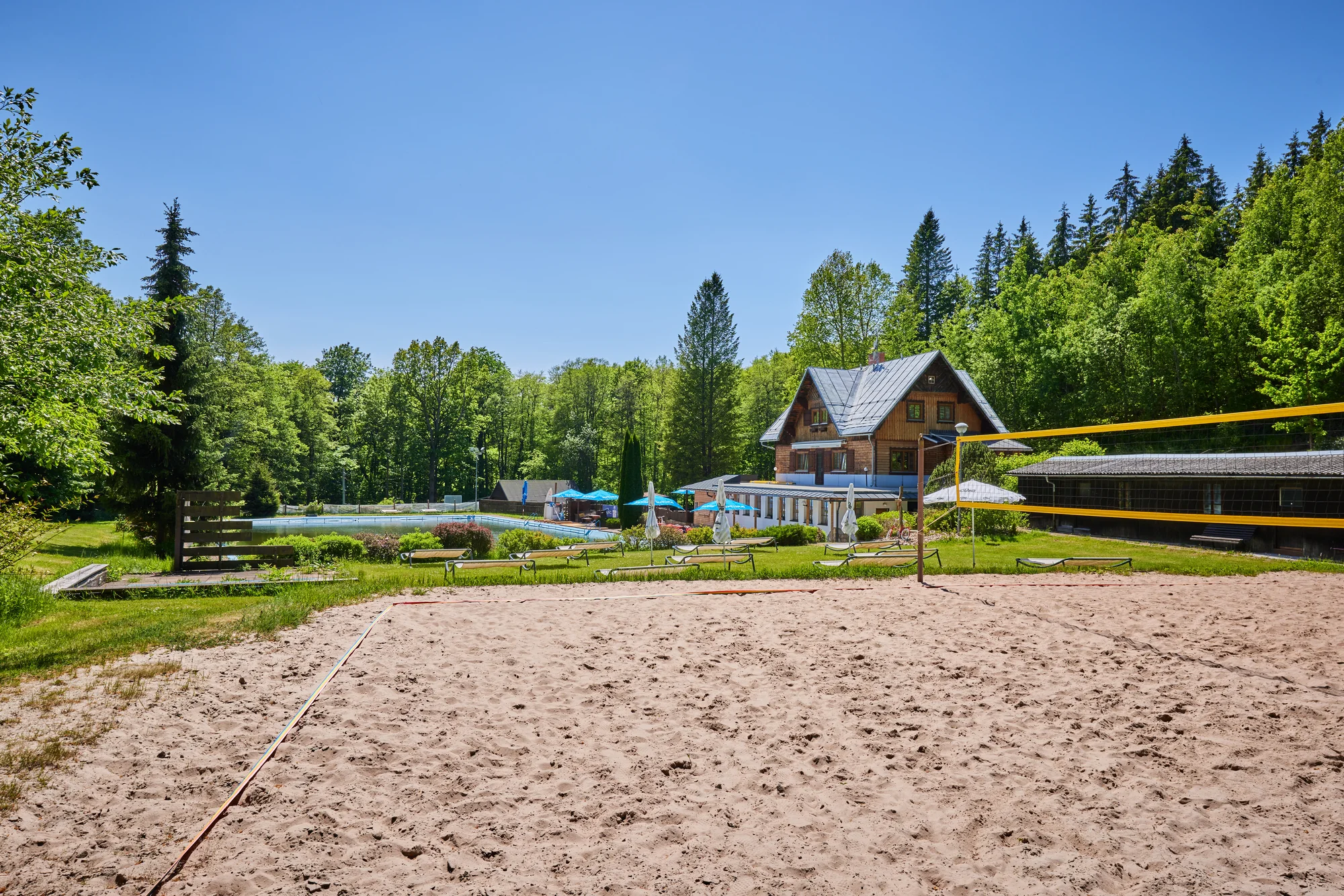 Krásný resort u lesní plovárny v Mladých Bukách na úpatí Krkonoš: koupání, turistika i lyžování na dosah