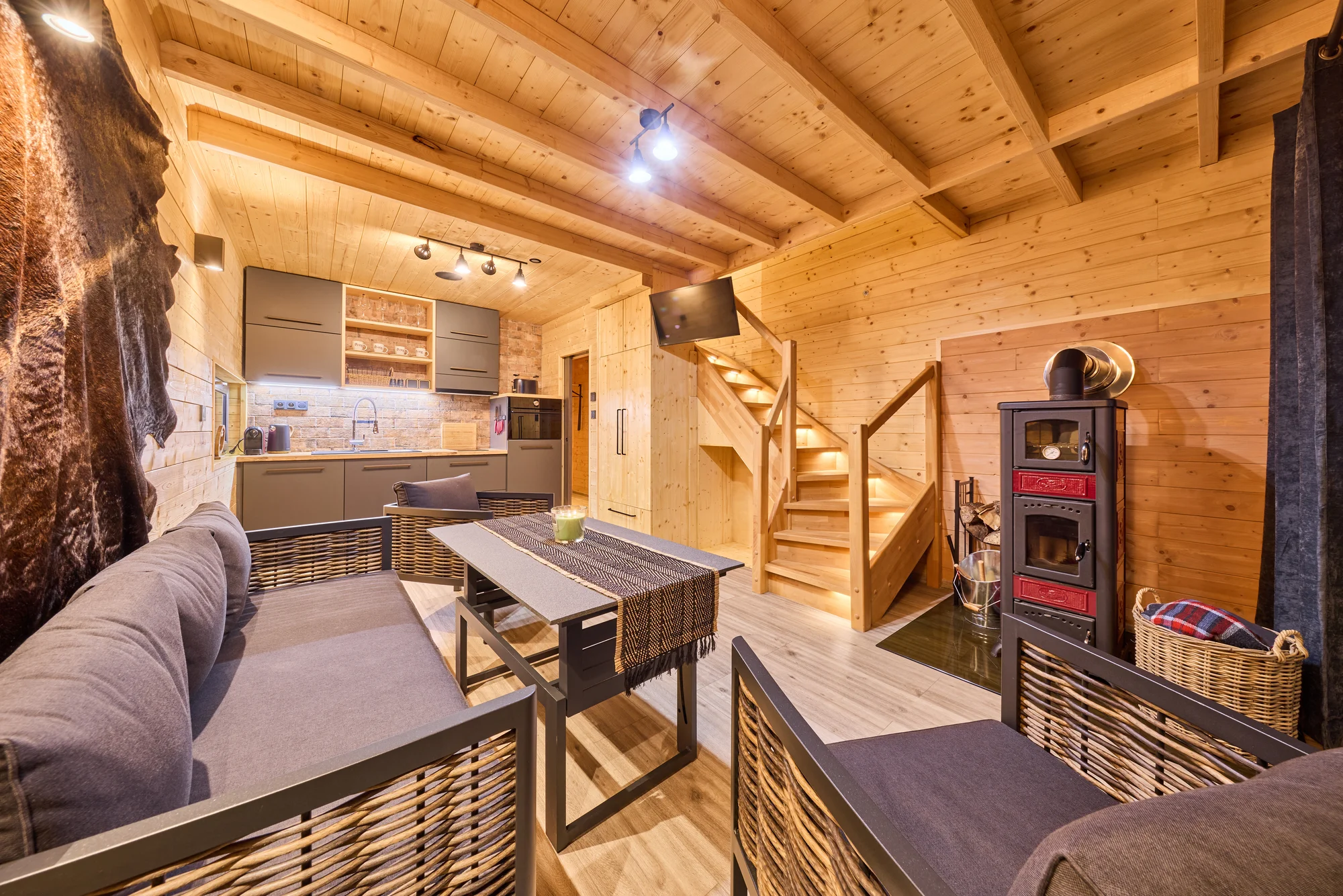 Krásný resort u lesní plovárny v Mladých Bukách na úpatí Krkonoš: koupání, turistika i lyžování na dosah