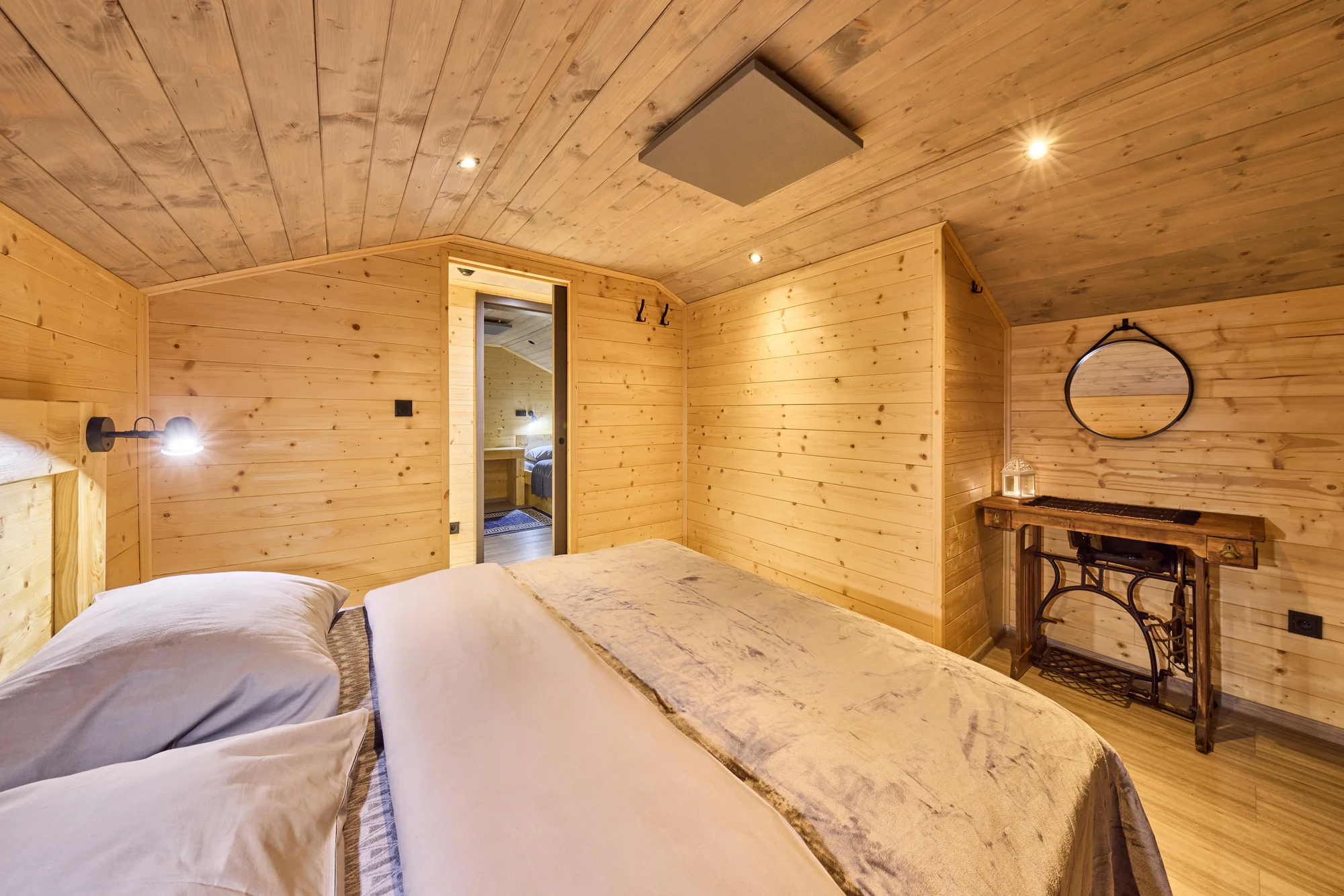 Krásný resort u lesní plovárny v Mladých Bukách na úpatí Krkonoš: koupání, turistika i lyžování na dosah
