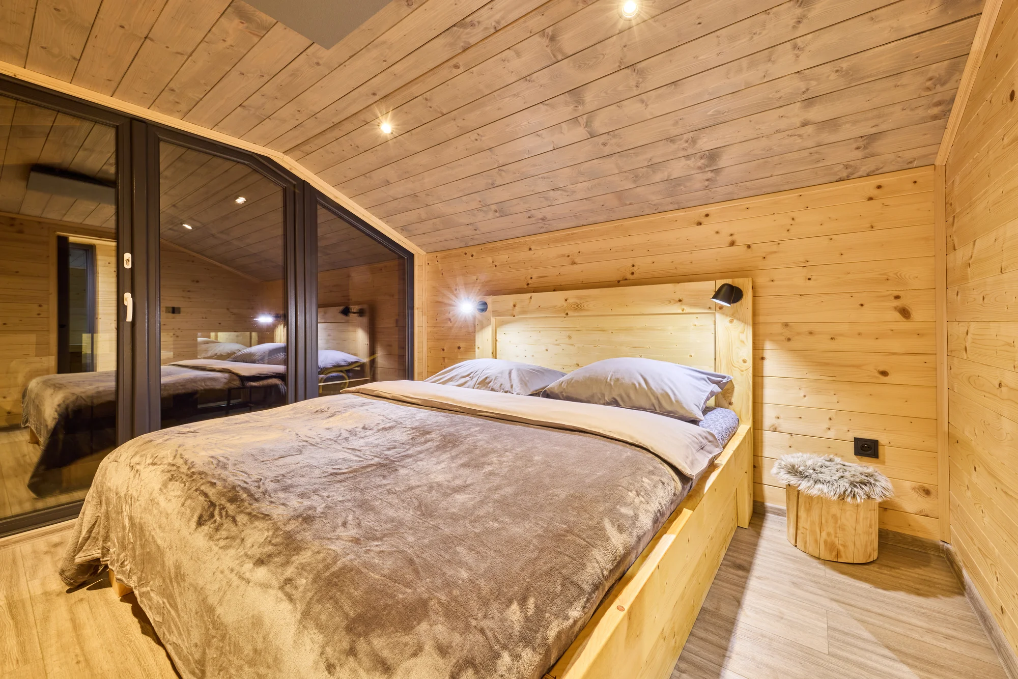 Krásný resort u lesní plovárny v Mladých Bukách na úpatí Krkonoš: koupání, turistika i lyžování na dosah