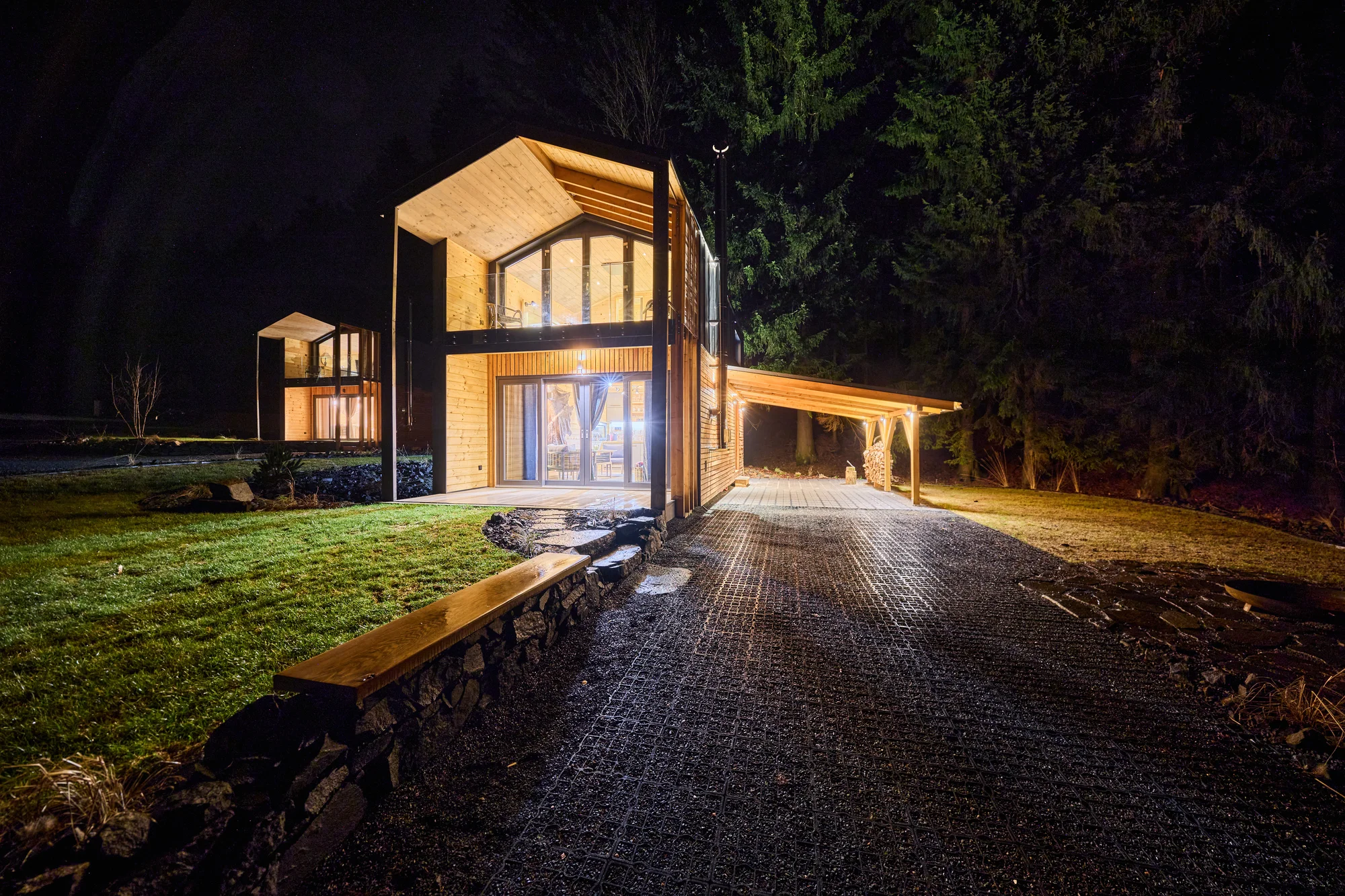 Krásný resort u lesní plovárny v Mladých Bukách na úpatí Krkonoš: koupání, turistika i lyžování na dosah