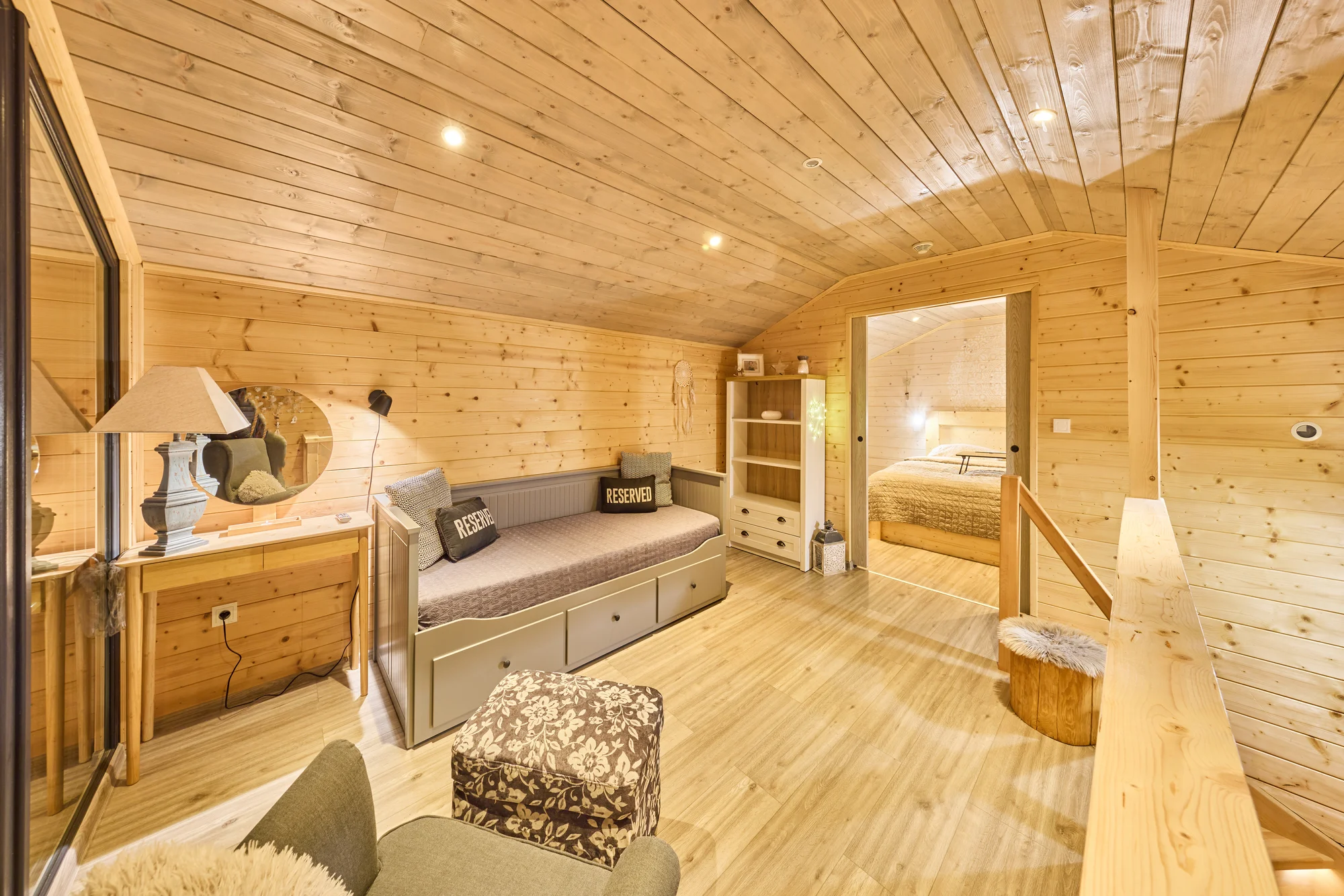 Krásný resort u lesní plovárny v Mladých Bukách na úpatí Krkonoš: koupání, turistika i lyžování na dosah