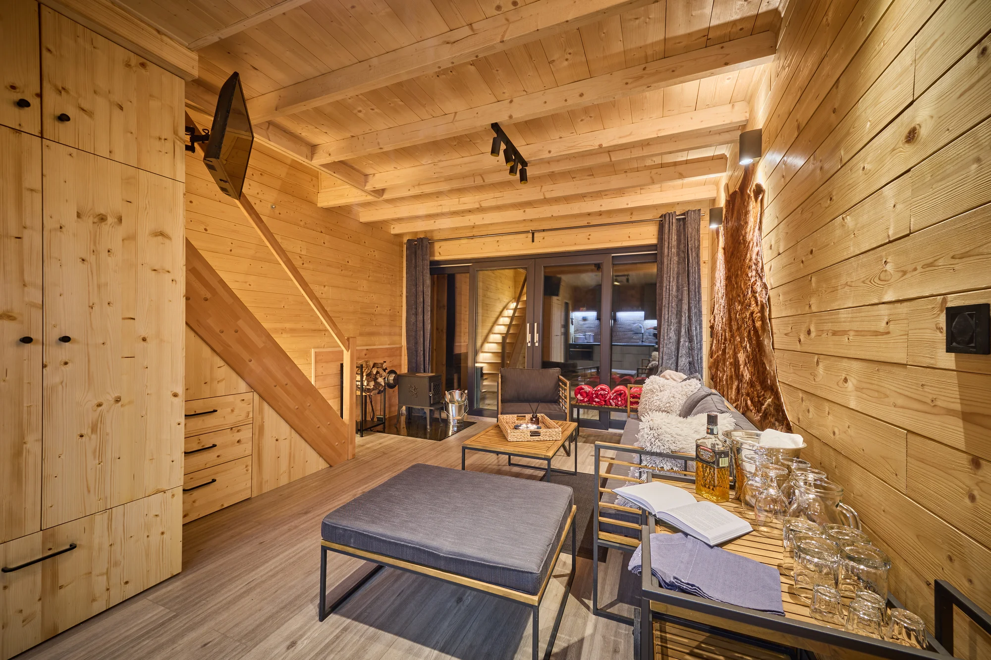 Krásný resort u lesní plovárny v Mladých Bukách na úpatí Krkonoš: koupání, turistika i lyžování na dosah