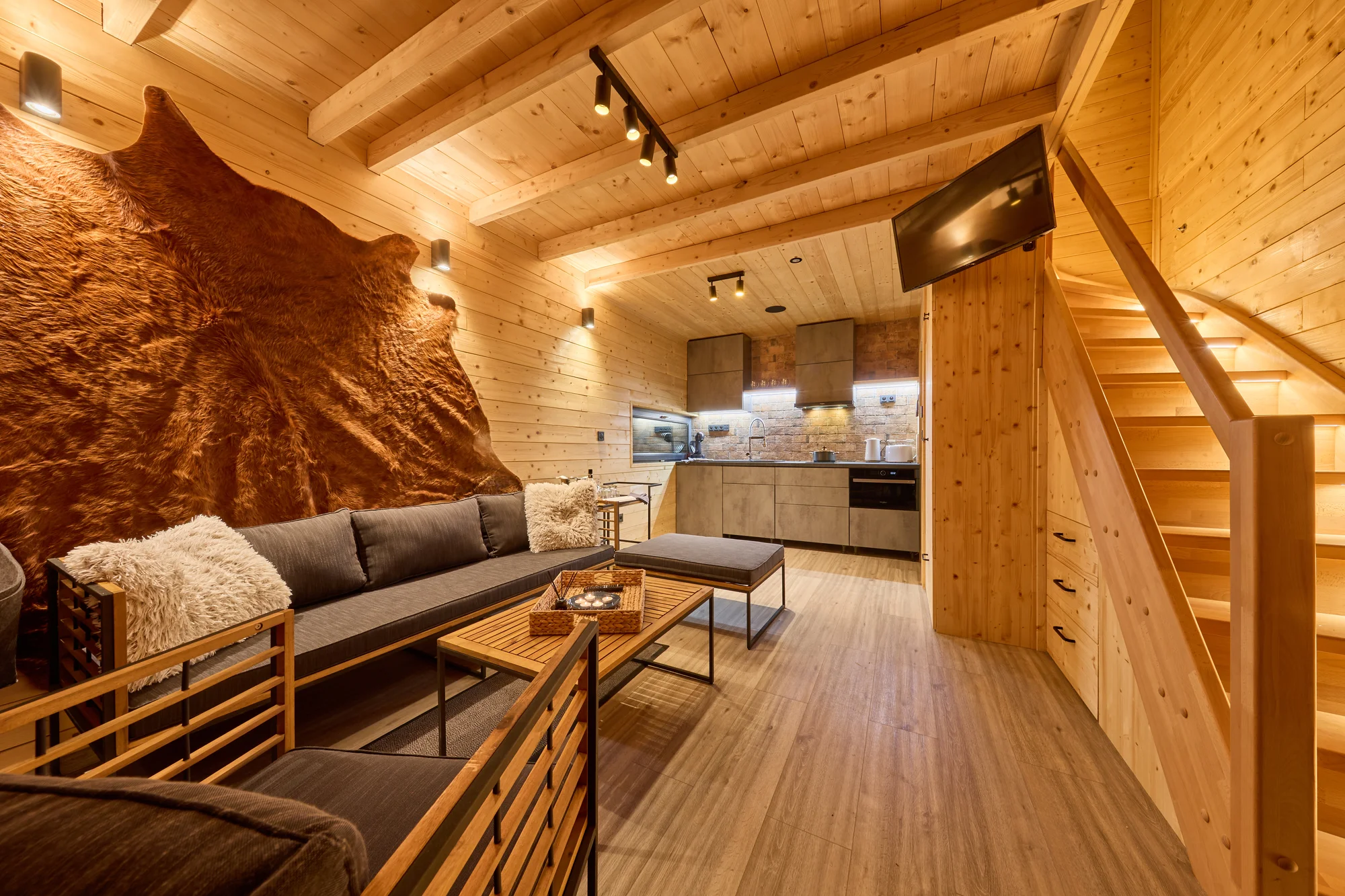 Krásný resort u lesní plovárny v Mladých Bukách na úpatí Krkonoš: koupání, turistika i lyžování na dosah