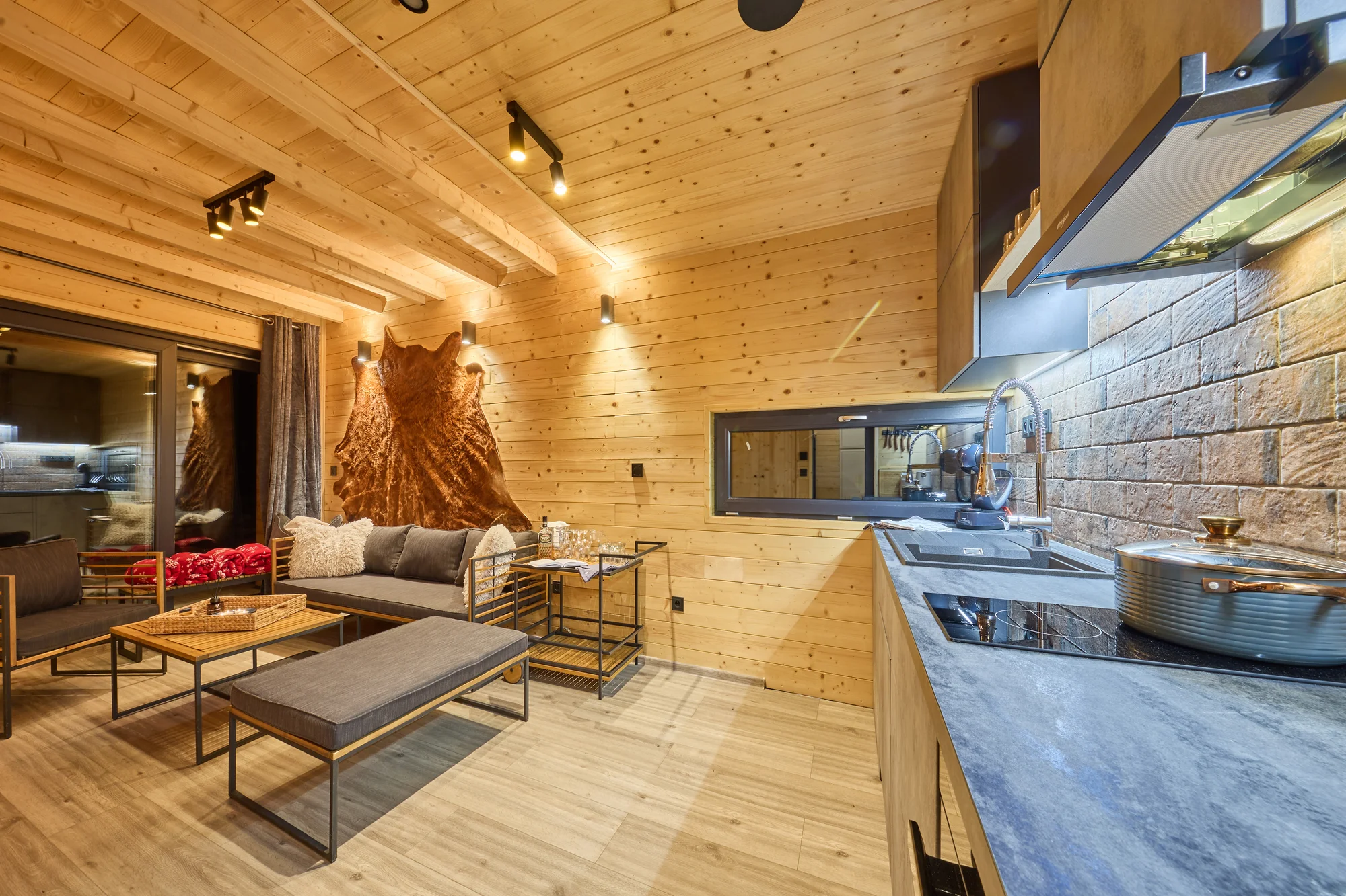 Krásný resort u lesní plovárny v Mladých Bukách na úpatí Krkonoš: koupání, turistika i lyžování na dosah