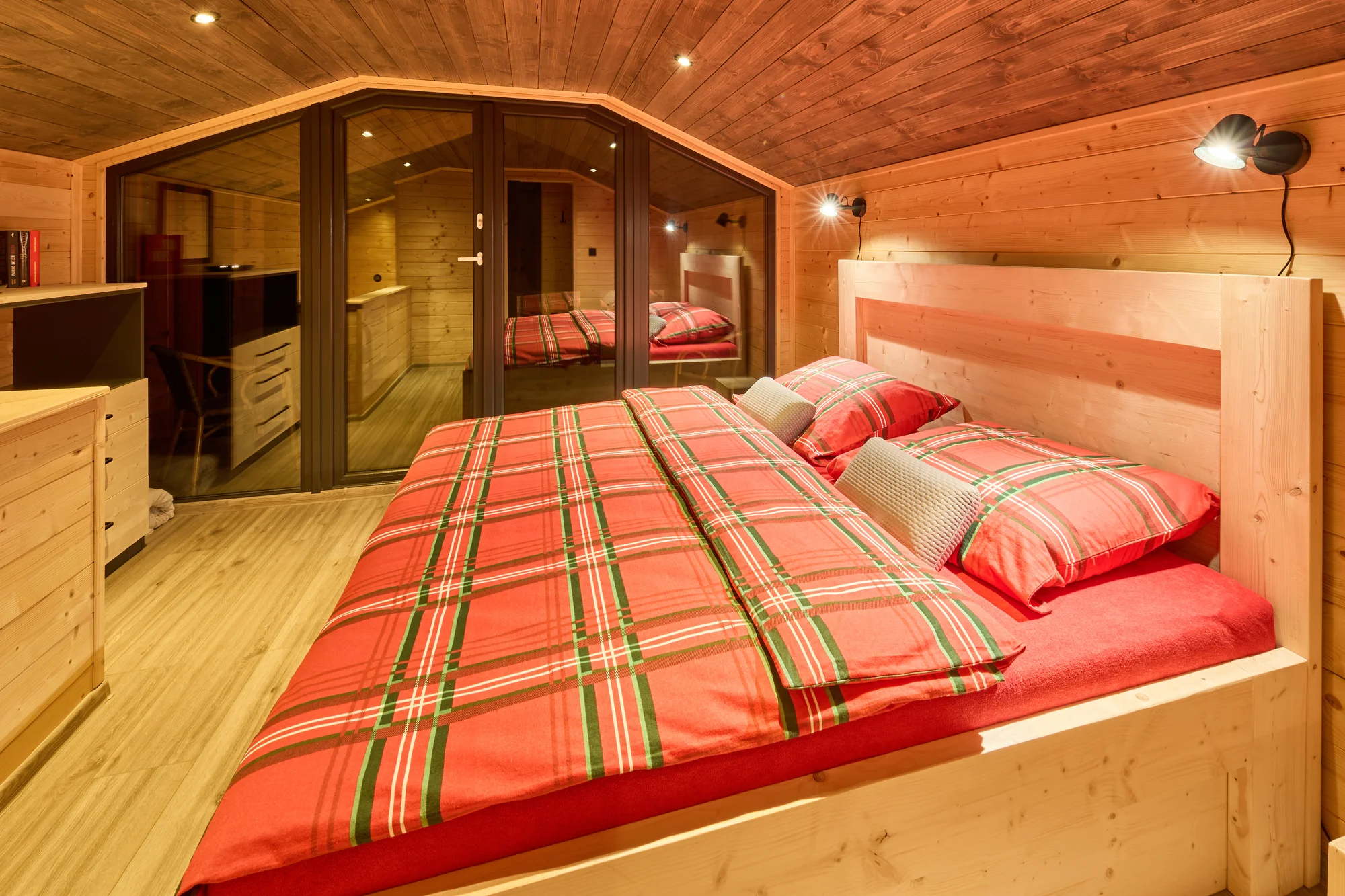 Krásný resort u lesní plovárny v Mladých Bukách na úpatí Krkonoš: koupání, turistika i lyžování na dosah