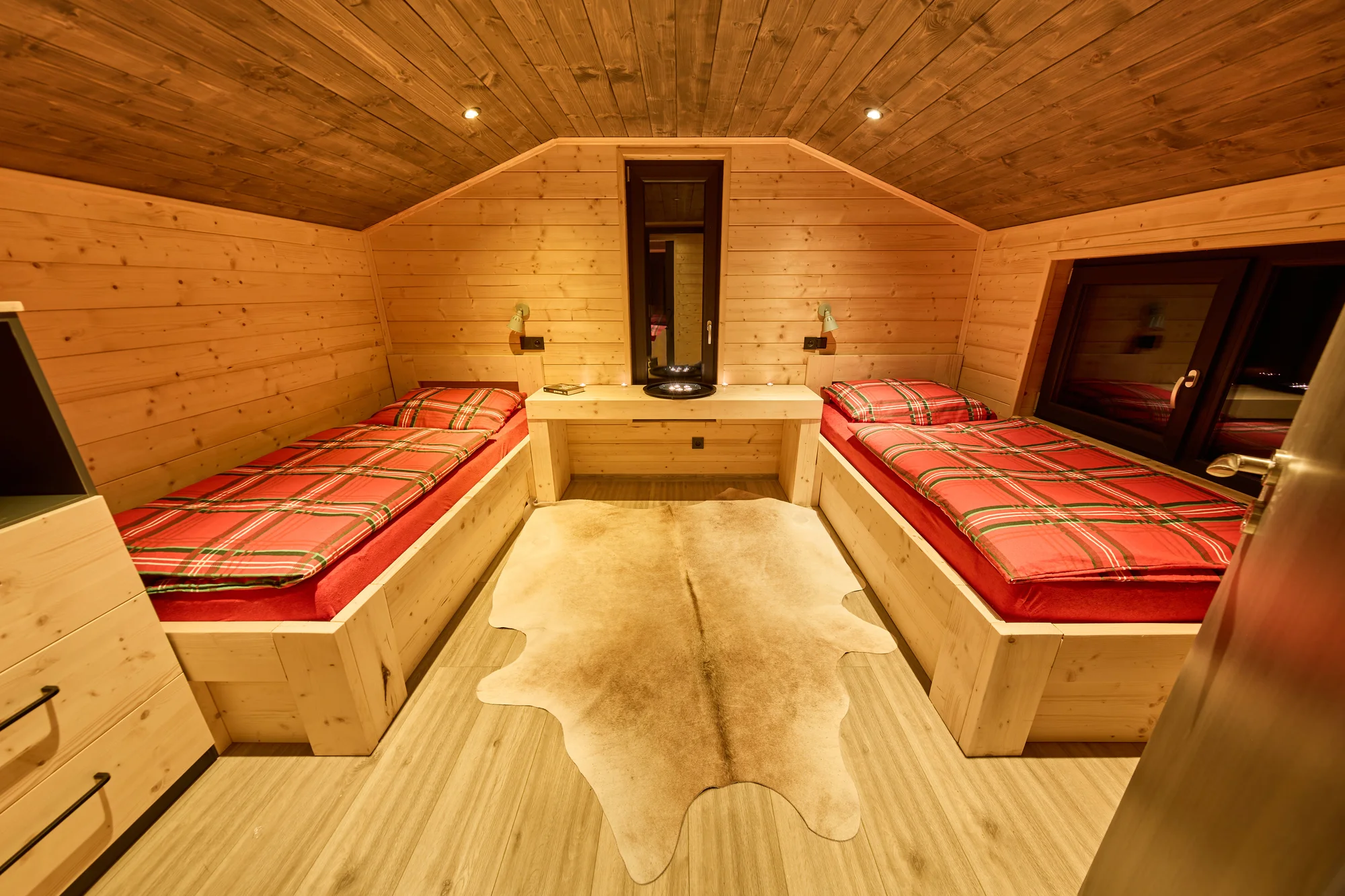 Krásný resort u lesní plovárny v Mladých Bukách na úpatí Krkonoš: koupání, turistika i lyžování na dosah