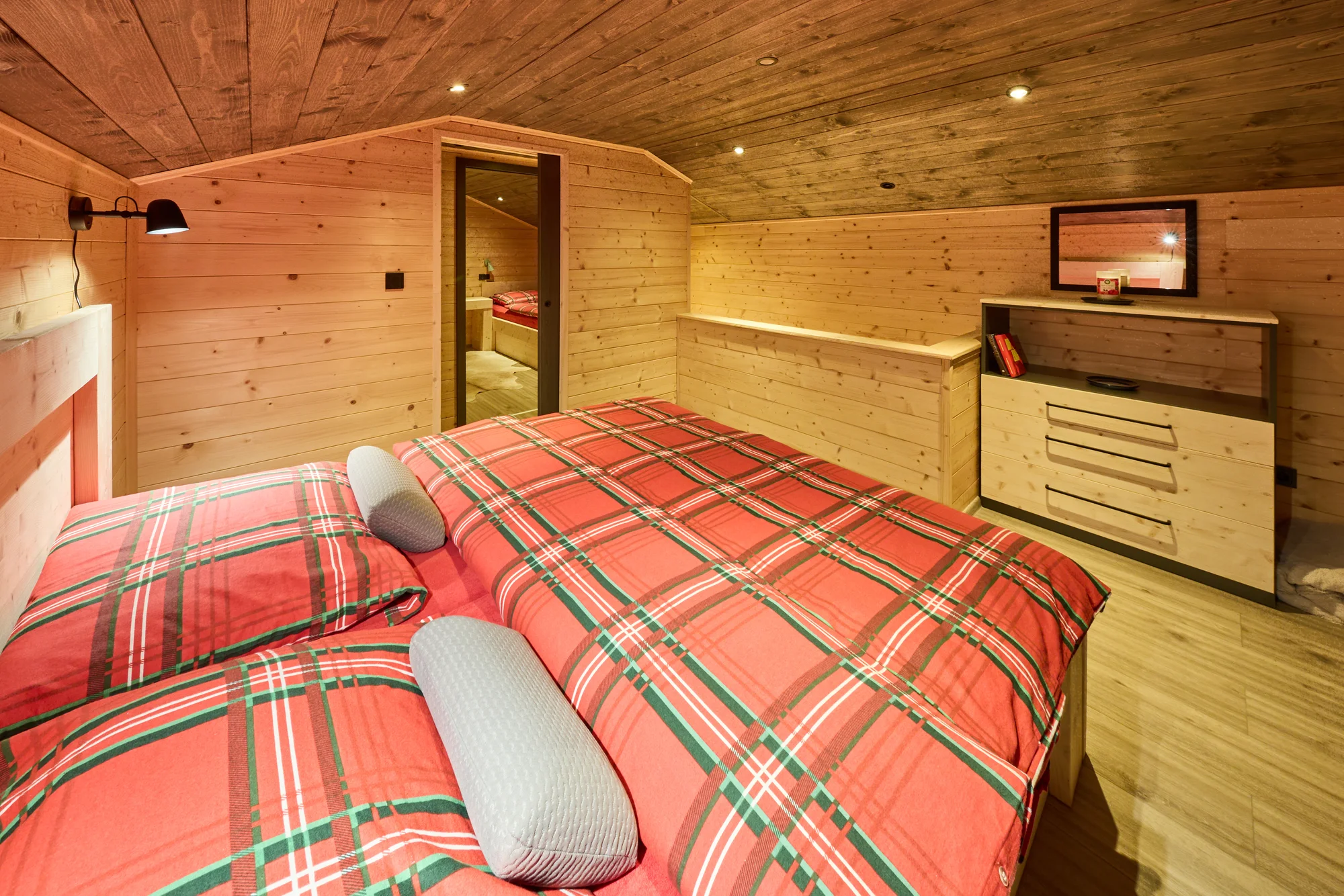 Krásný resort u lesní plovárny v Mladých Bukách na úpatí Krkonoš: koupání, turistika i lyžování na dosah