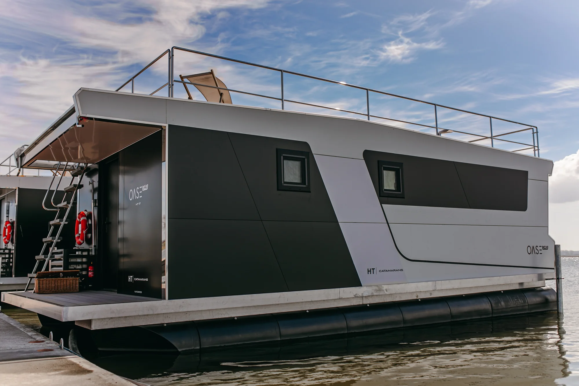 Luxusní houseboaty a bubliny na jezeře: privátní wellness, strava, vodní sporty a moře 300 m
