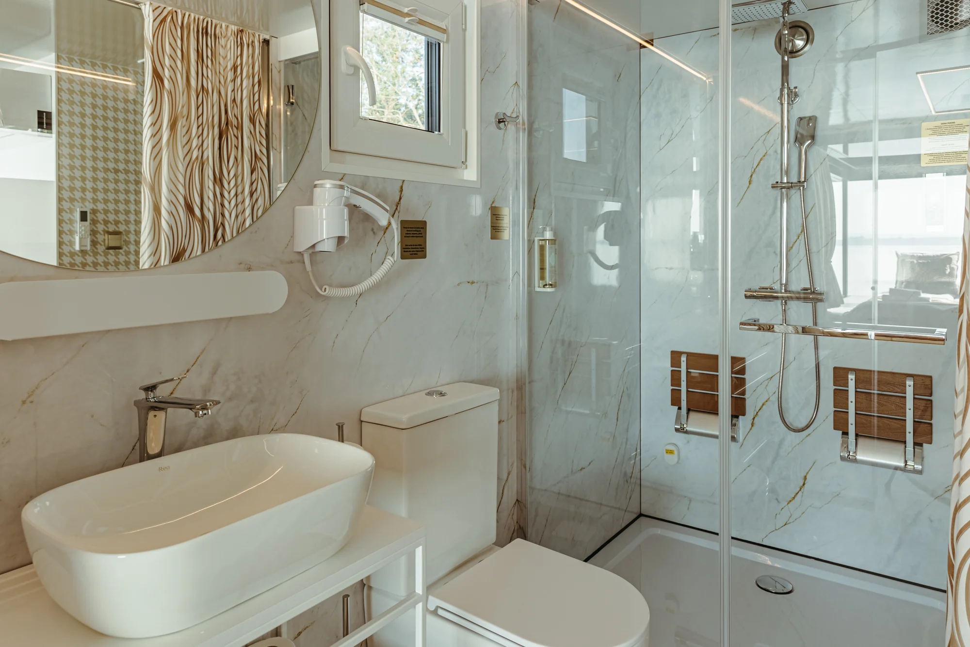 Luxusní houseboaty a bubliny na jezeře: privátní wellness, strava, vodní sporty a moře 300 m