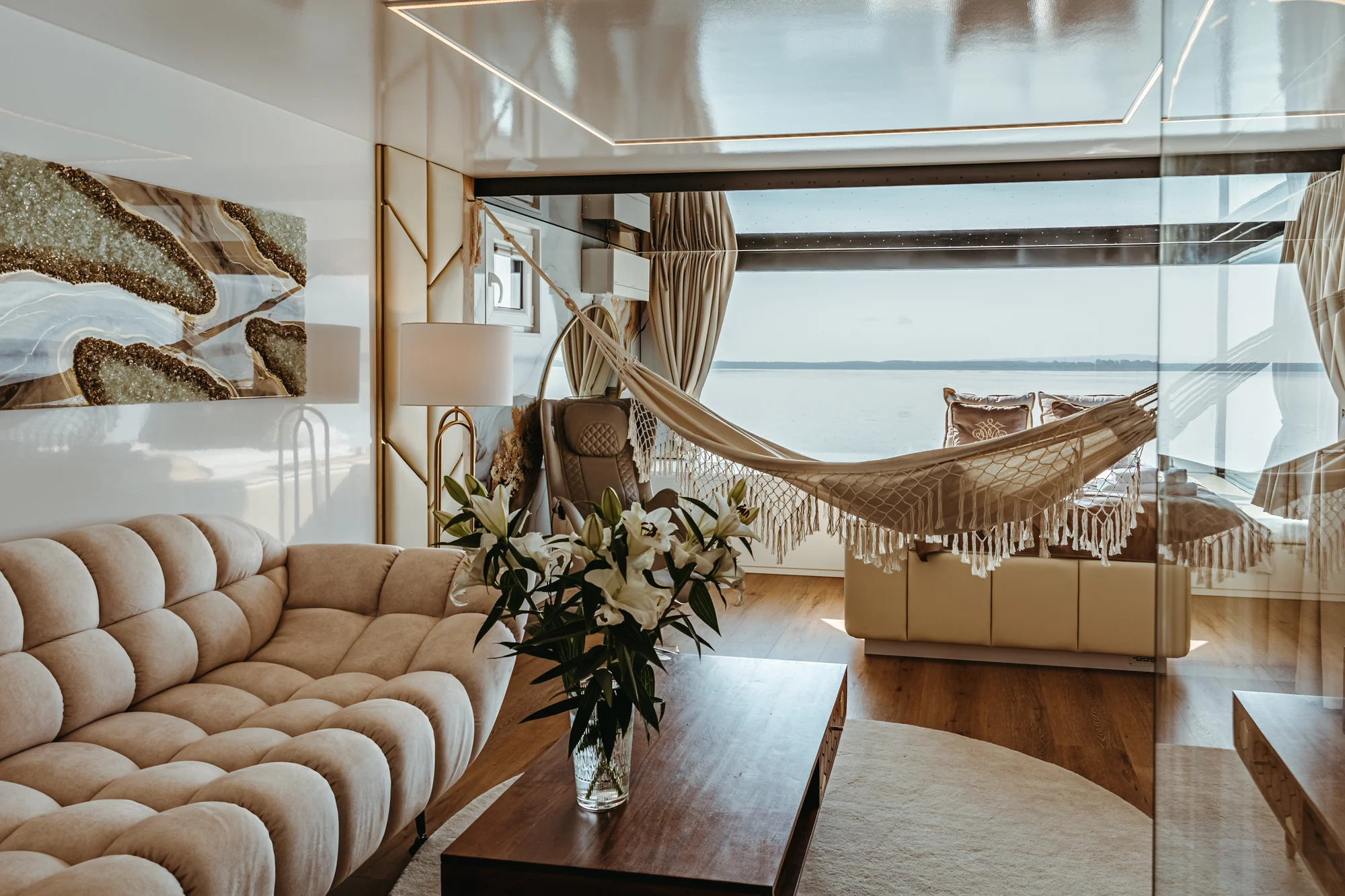Luxusní houseboaty a bubliny na jezeře: privátní wellness, strava, vodní sporty a moře 300 m