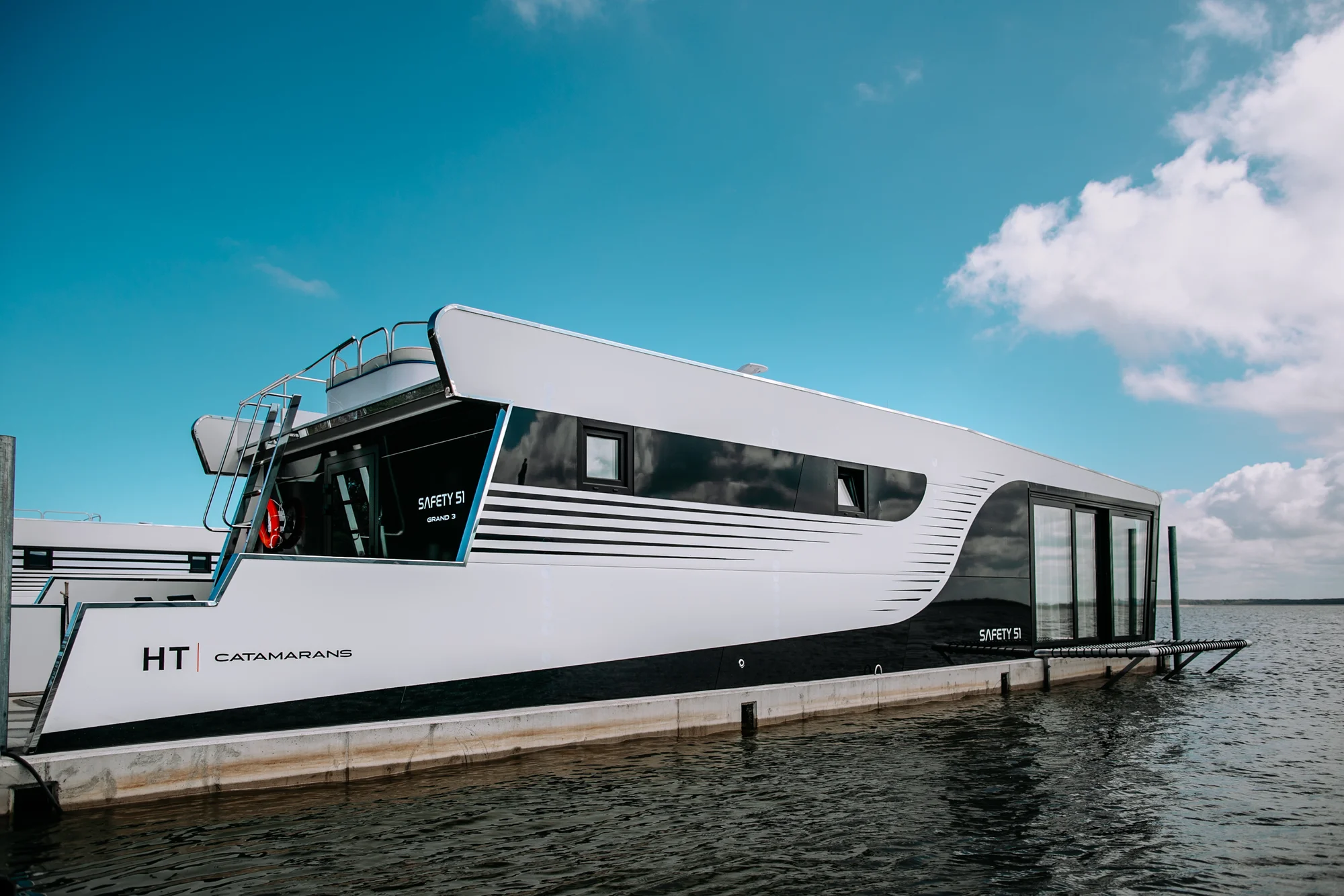 Luxusní houseboaty a bubliny na jezeře: privátní wellness, strava, vodní sporty a moře 300 m