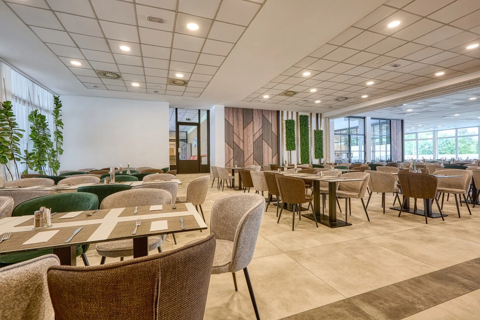 Čtyřhvězdičkový hotel v Šoproni se snídaní, wellness, vstupy na koupaliště a slevami na atrakce