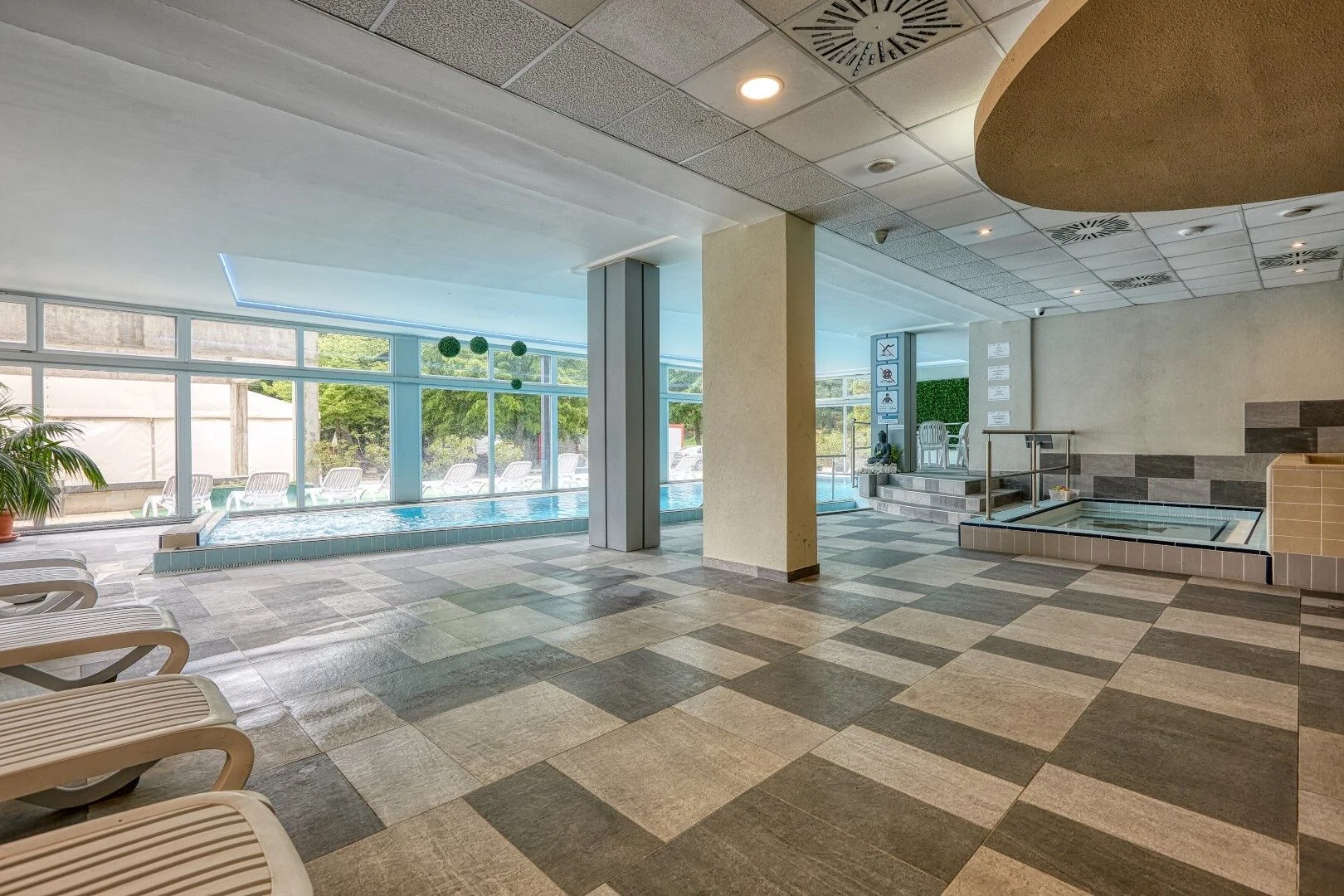 Čtyřhvězdičkový hotel v Šoproni se snídaní, wellness, vstupy na koupaliště a slevami na atrakce