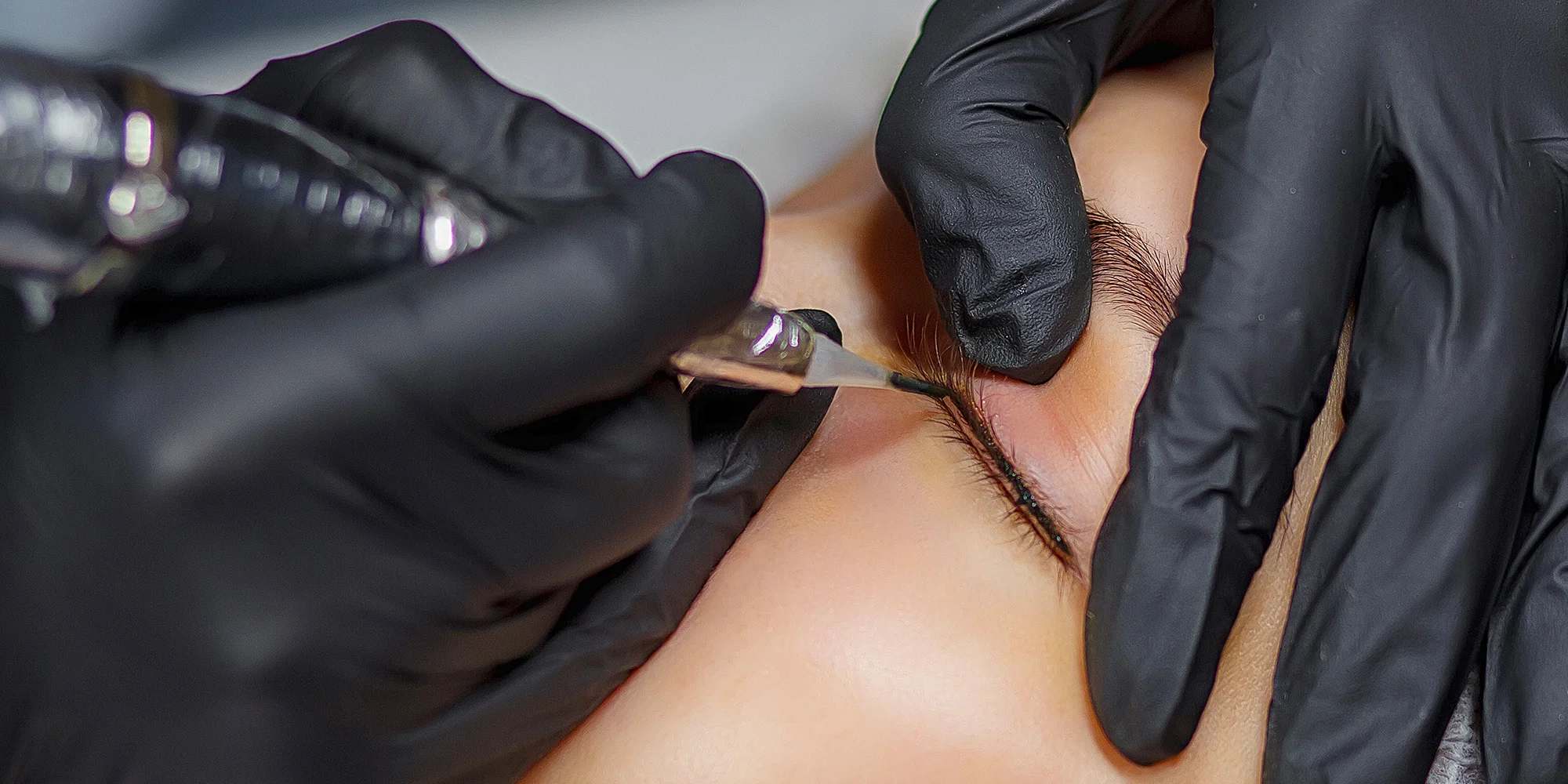Ušetřete čas strávený líčením: permanentní make-up meziřasové oční linky