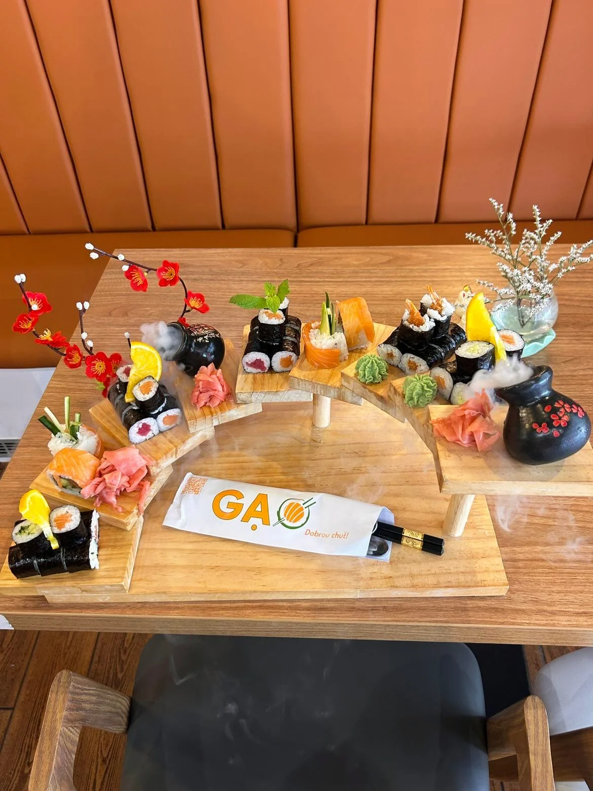 24 kousků sushi v srdci Hradce Králové: maki, nigiri i smažené rolky