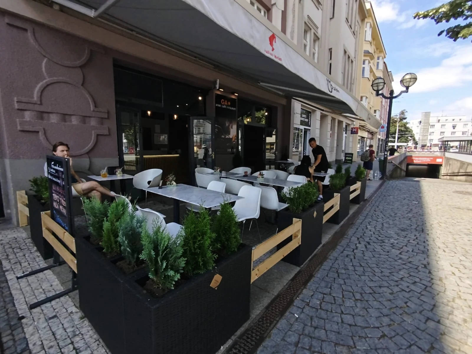 24 kousků sushi v srdci Hradce Králové: maki, nigiri i smažené rolky