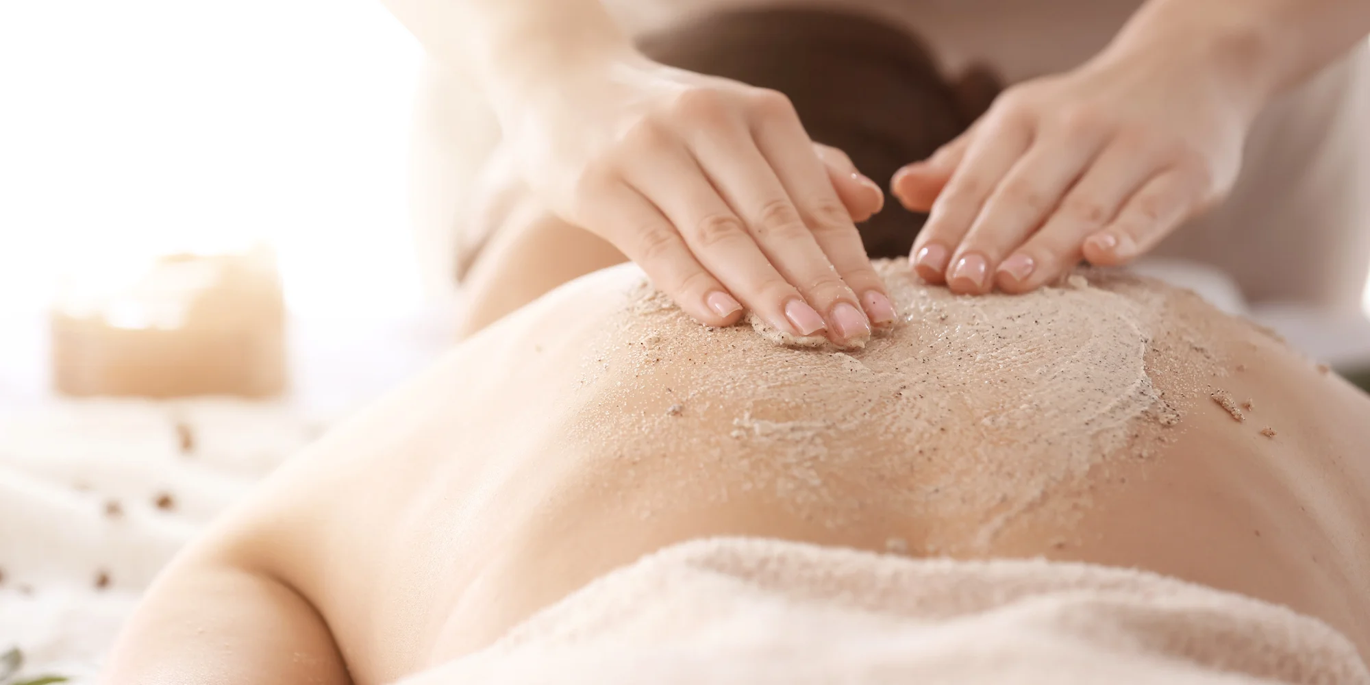 Sůl Fudu s vysokým obsahem hořčíku: peeling zad s masáží nebo masáž trapézů, zad a nohou