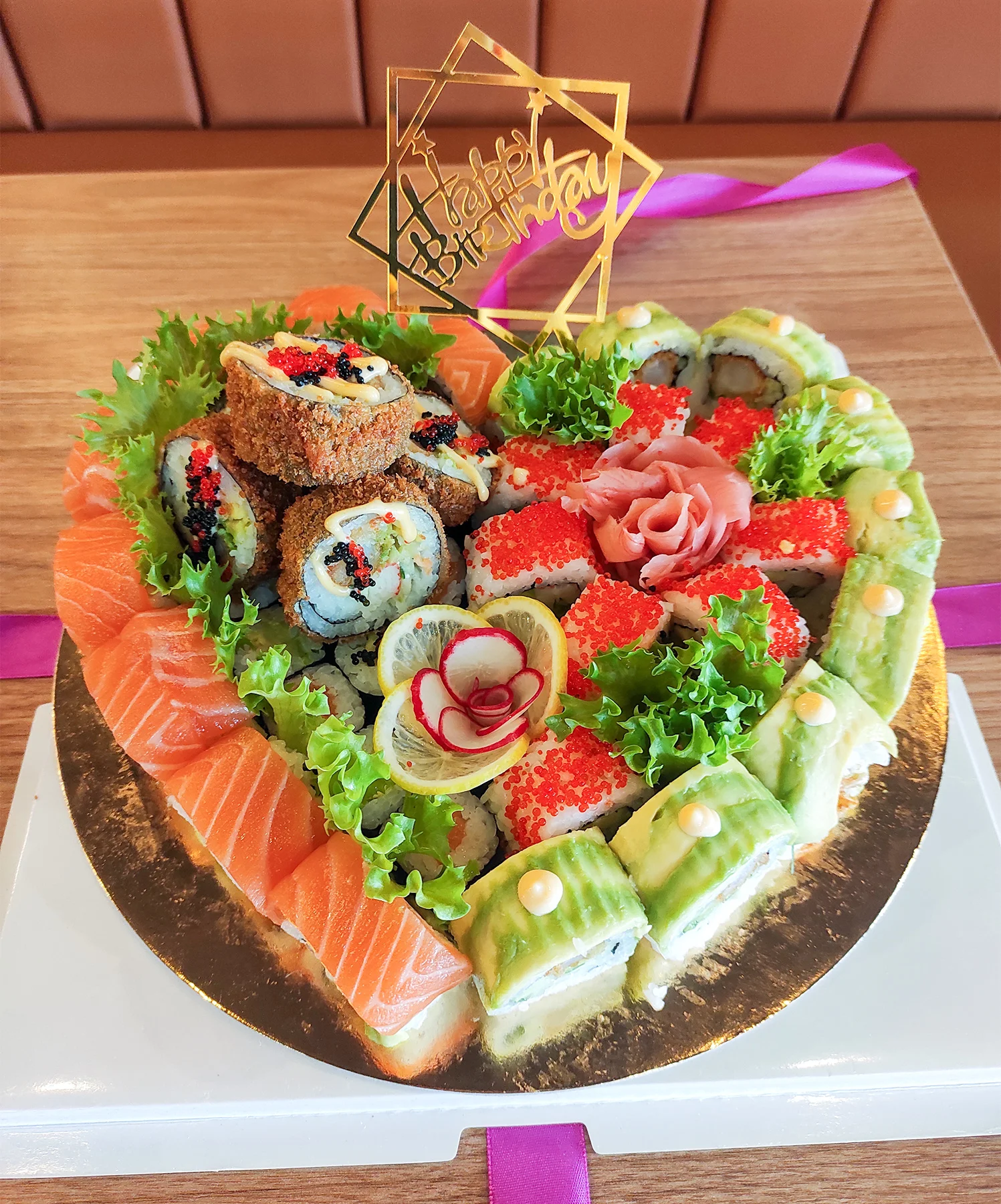 24 kousků sushi v srdci Hradce Králové: maki, nigiri i smažené rolky