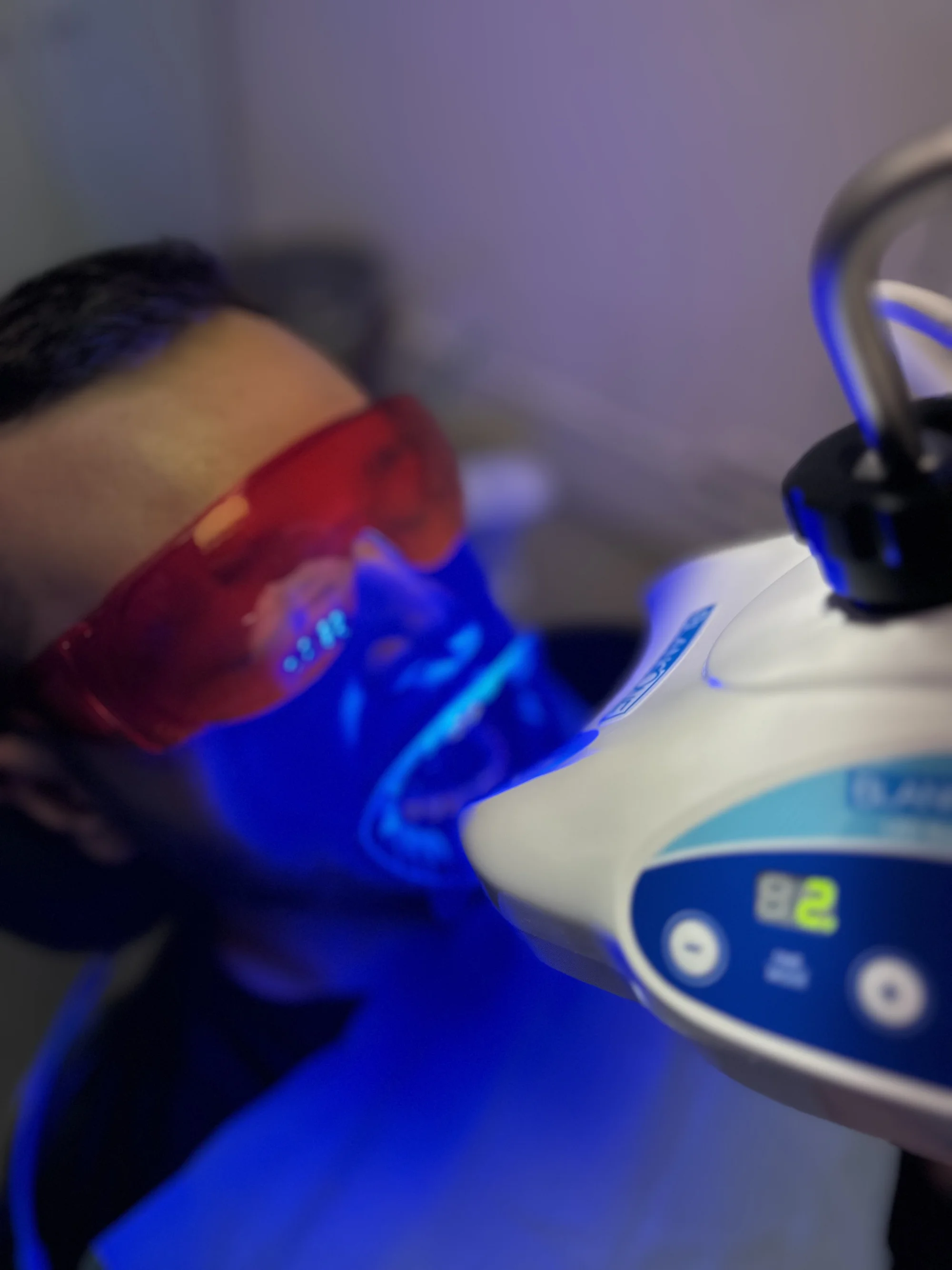 Zářivý úsměv během jedné návštěvy: vstupní dentální hygiena i bělení zubů, 60–⁠⁠⁠⁠⁠⁠120 minut