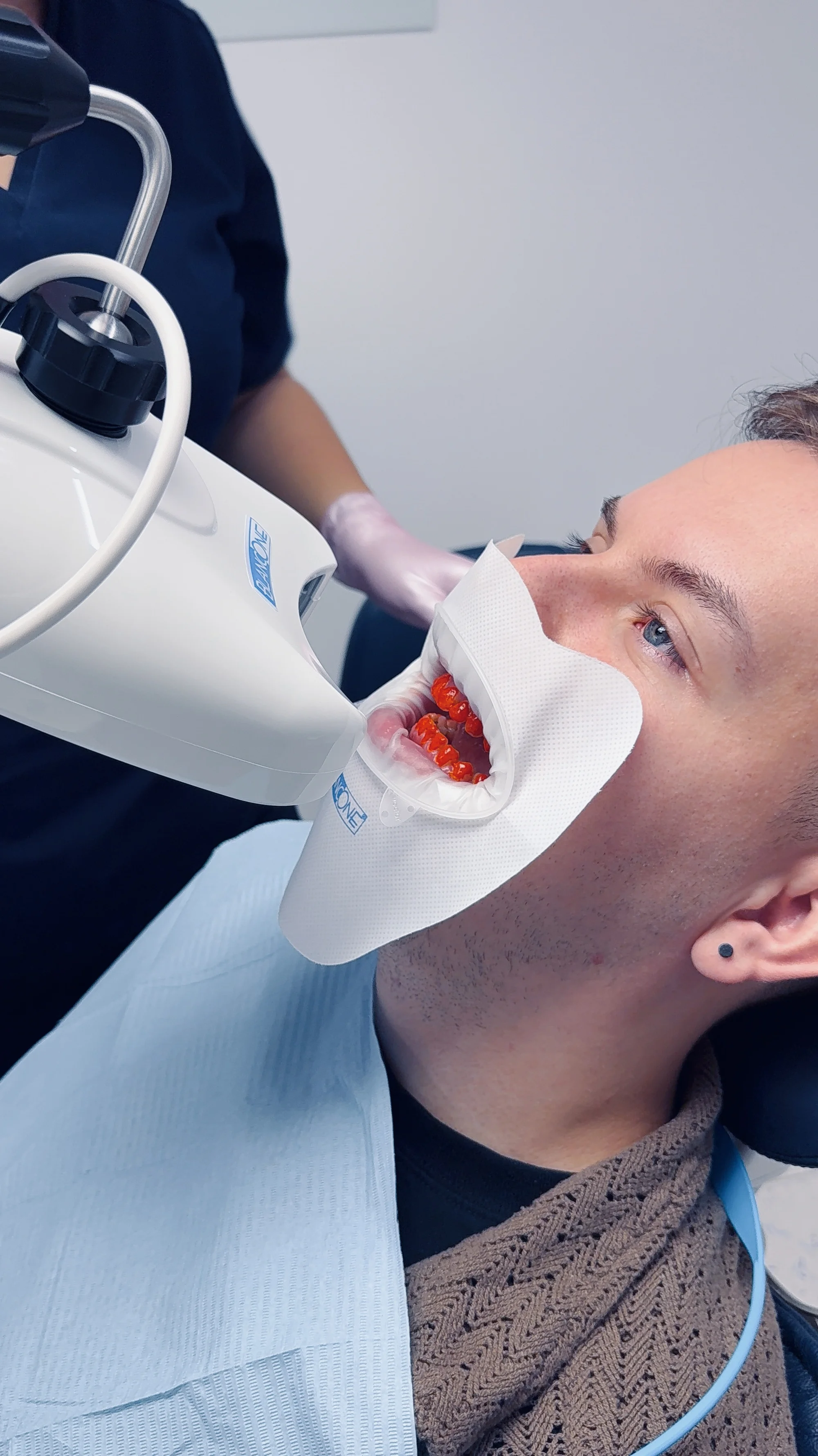 Zářivý úsměv během jedné návštěvy: vstupní dentální hygiena i bělení zubů, 60–⁠⁠⁠⁠⁠⁠120 minut