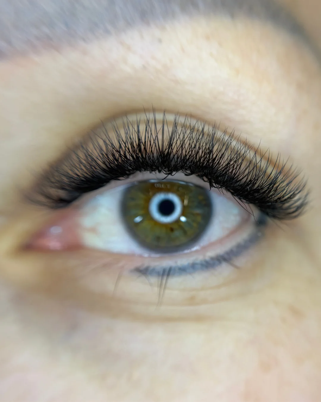 Prodloužení řas v elegantním salonu: metoda řasa na řasu či objemová 3D až 10D