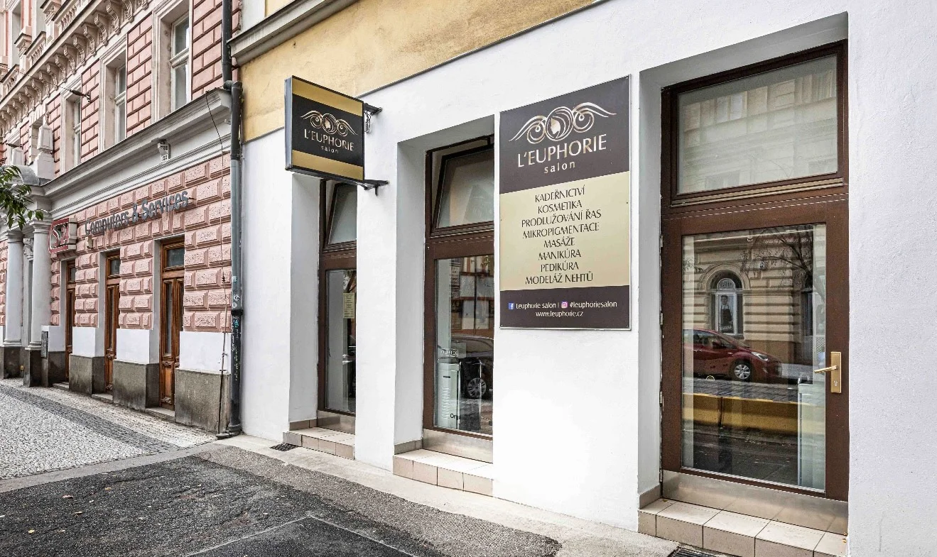 Prodloužení řas v elegantním salonu: metoda řasa na řasu či objemová 3D až 10D