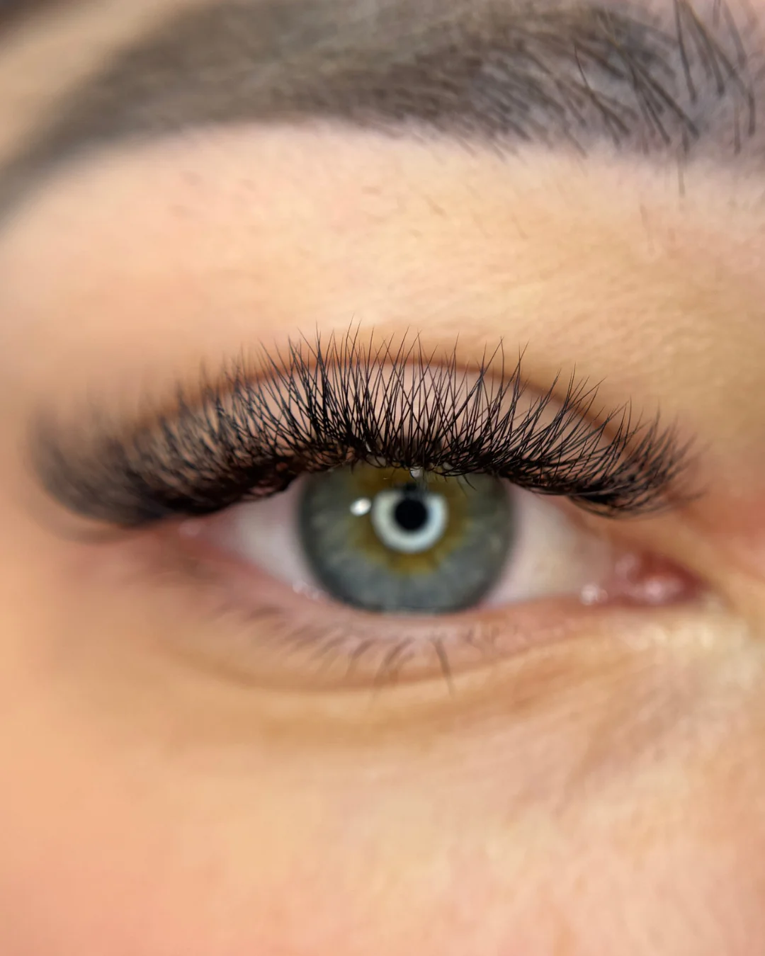 Prodloužení řas v elegantním salonu: metoda řasa na řasu či objemová 3D až 10D
