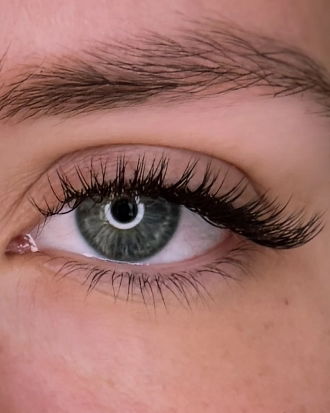 Prodloužení řas v elegantním salonu: metoda řasa na řasu či objemová 3D až 10D