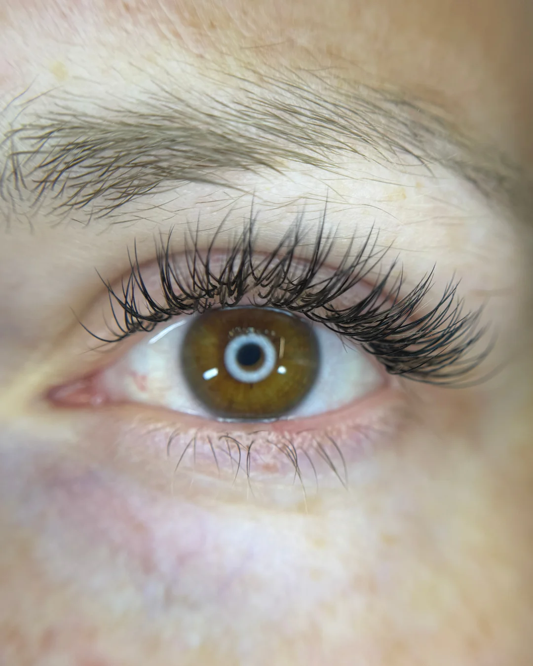 Prodloužení řas v elegantním salonu: metoda řasa na řasu či objemová 3D až 10D