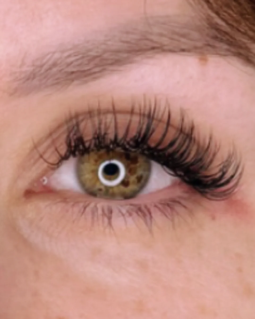 Prodloužení řas v elegantním salonu: metoda řasa na řasu či objemová 3D až 10D