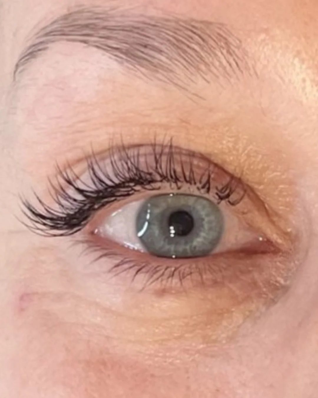 Prodloužení řas v elegantním salonu: metoda řasa na řasu či objemová 3D až 10D