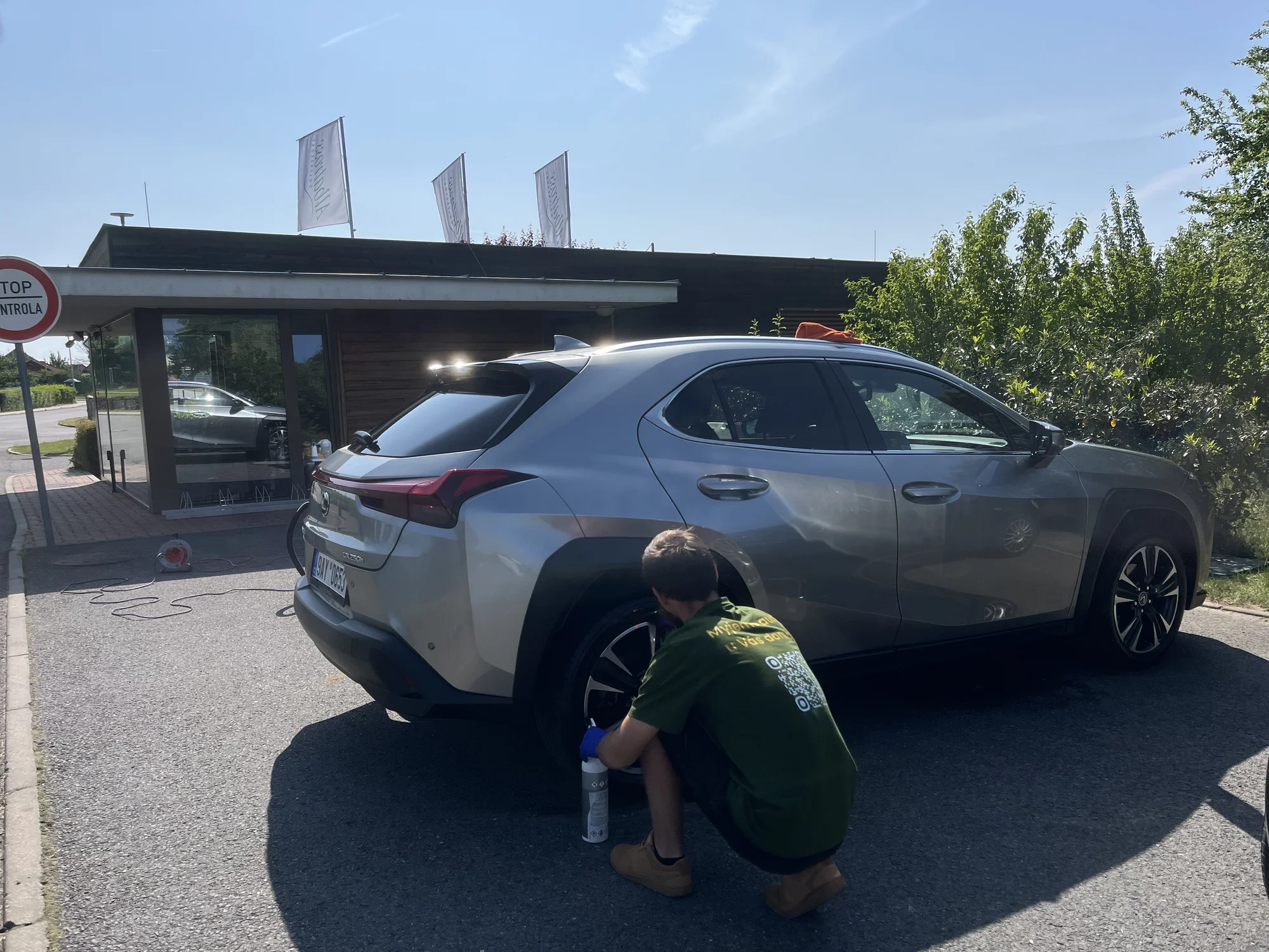 Čištění auta od mobilní automyčky CarGlow: ochrana kůže i kompletní péče vč. tepování
