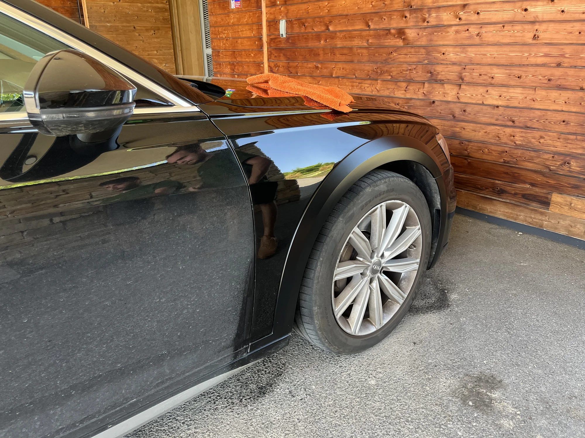 Čištění auta od mobilní automyčky CarGlow: ochrana kůže i kompletní péče vč. tepování