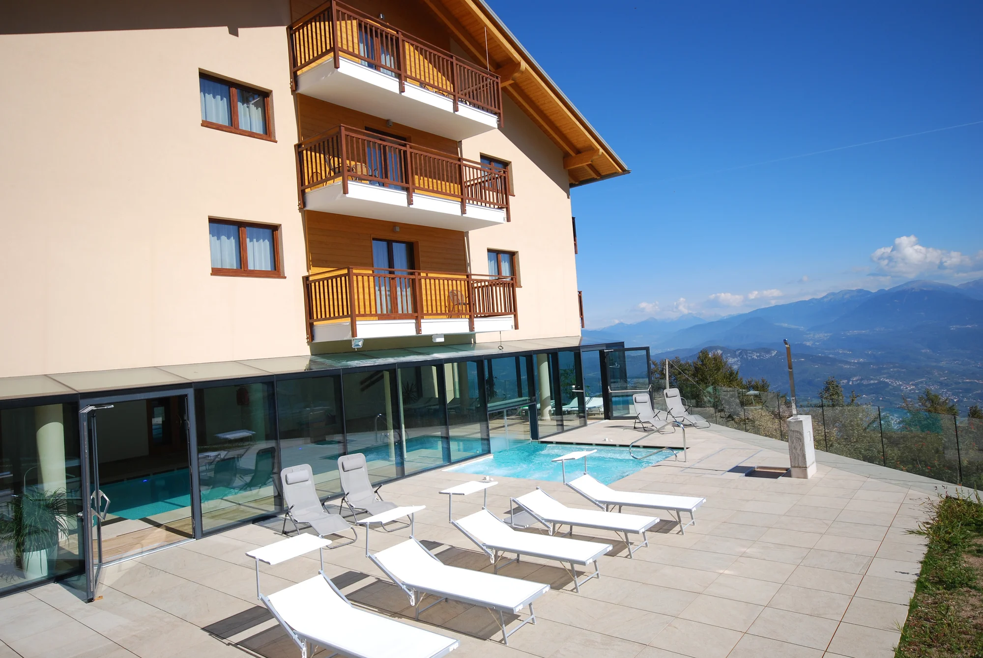 Trentinské Alpy: 3* hotel s polopenzí, neomezeným wellness a kartou výhod