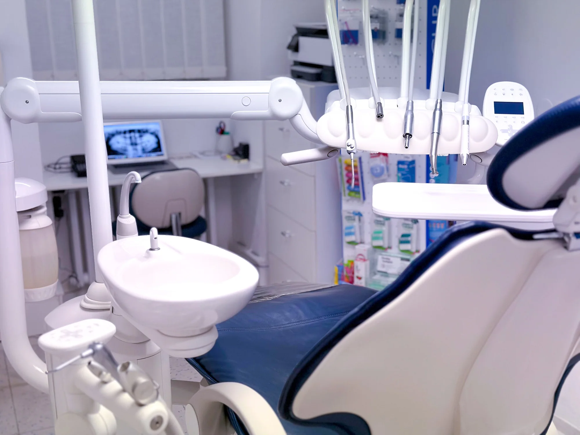 Zářivý úsměv během jedné návštěvy: vstupní dentální hygiena i bělení zubů, 60–⁠⁠⁠⁠⁠⁠120 minut