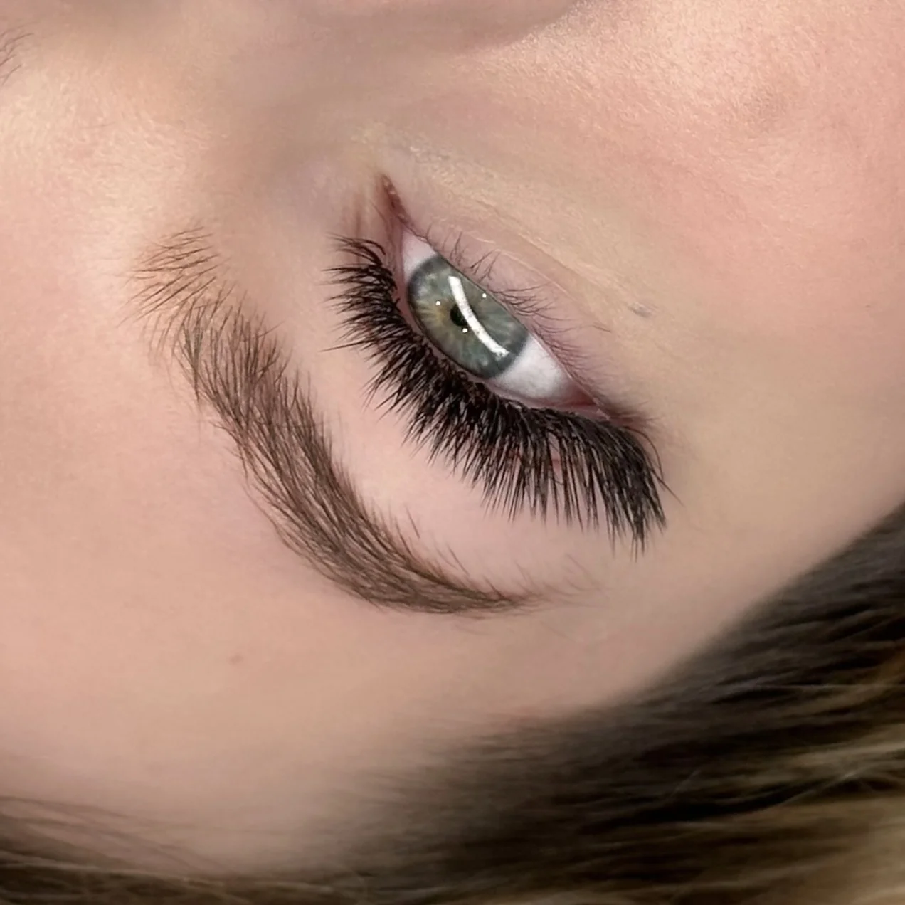 Úprava a barvení obočí, lash lifting i prodloužení řas metodou 2D