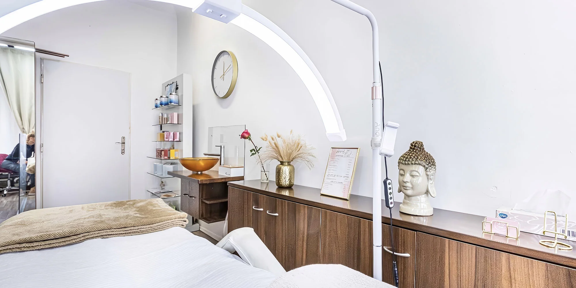 Prodloužení řas v elegantním salonu: metoda řasa na řasu či objemová 3D až 10D