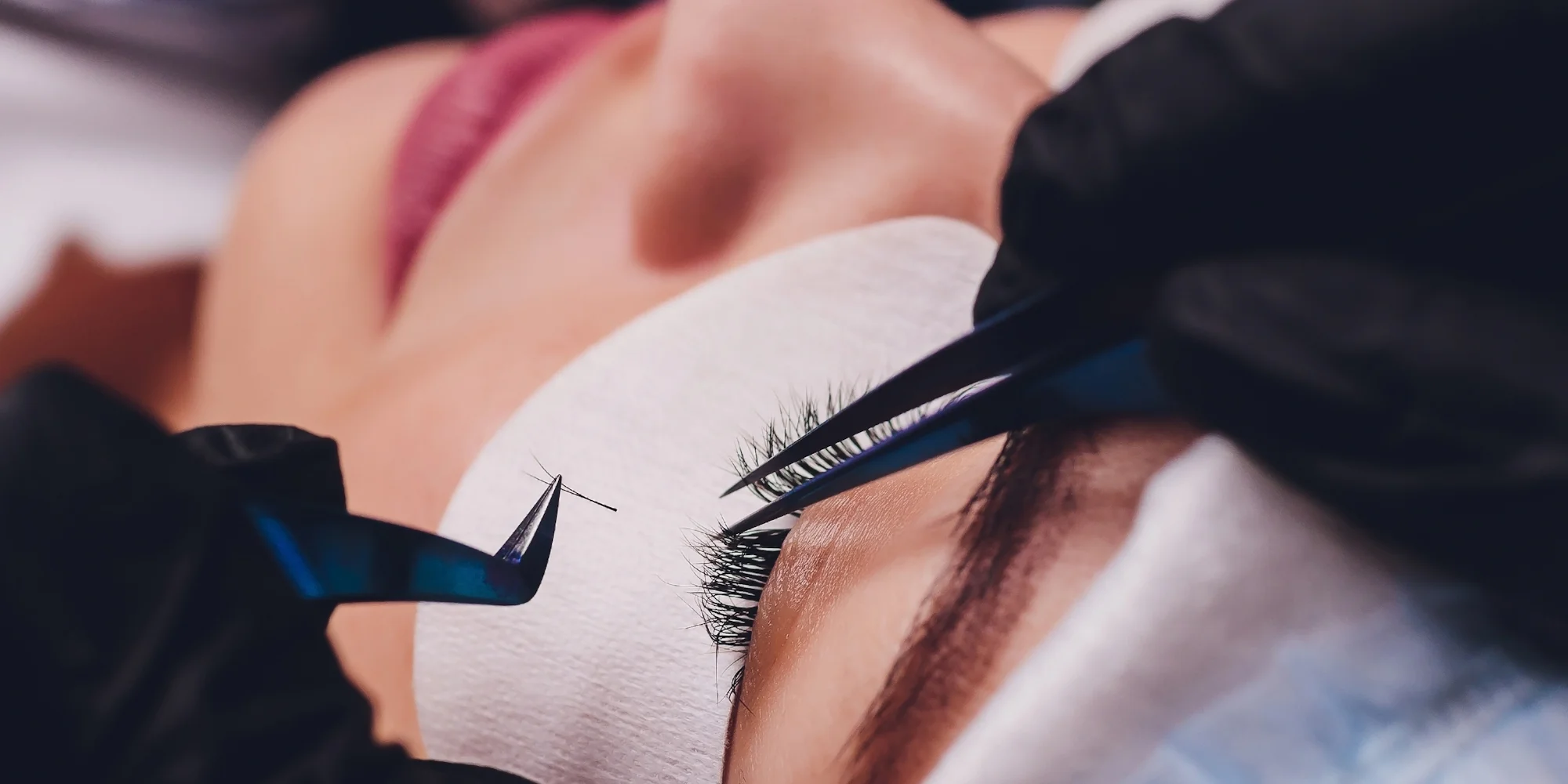 Prodloužení řas v elegantním salonu: metoda řasa na řasu či objemová 3D až 10D