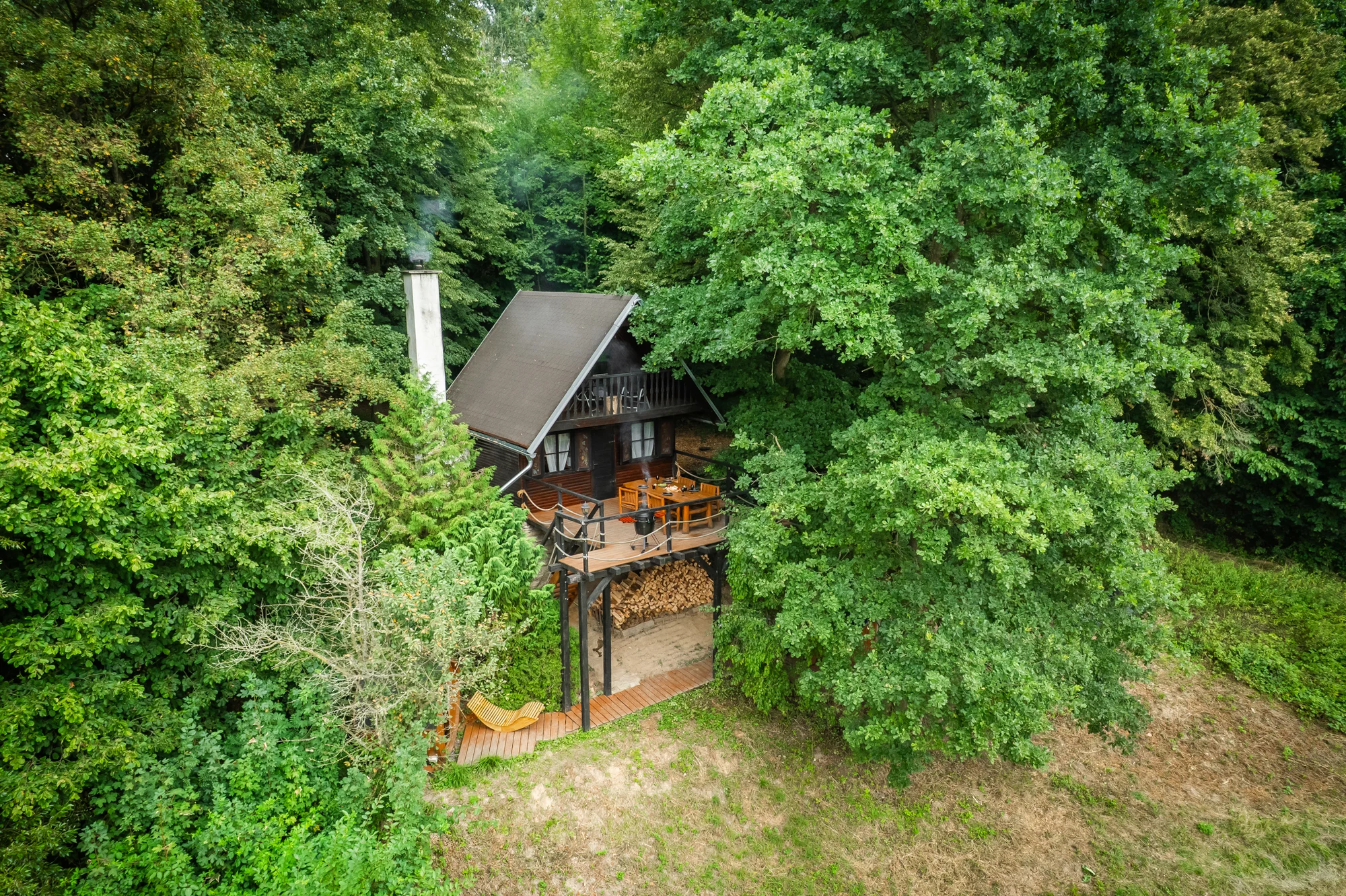Pobyt v malebné wellness chatě u lesa: sauna, vířivka i zapůjčení lodičky