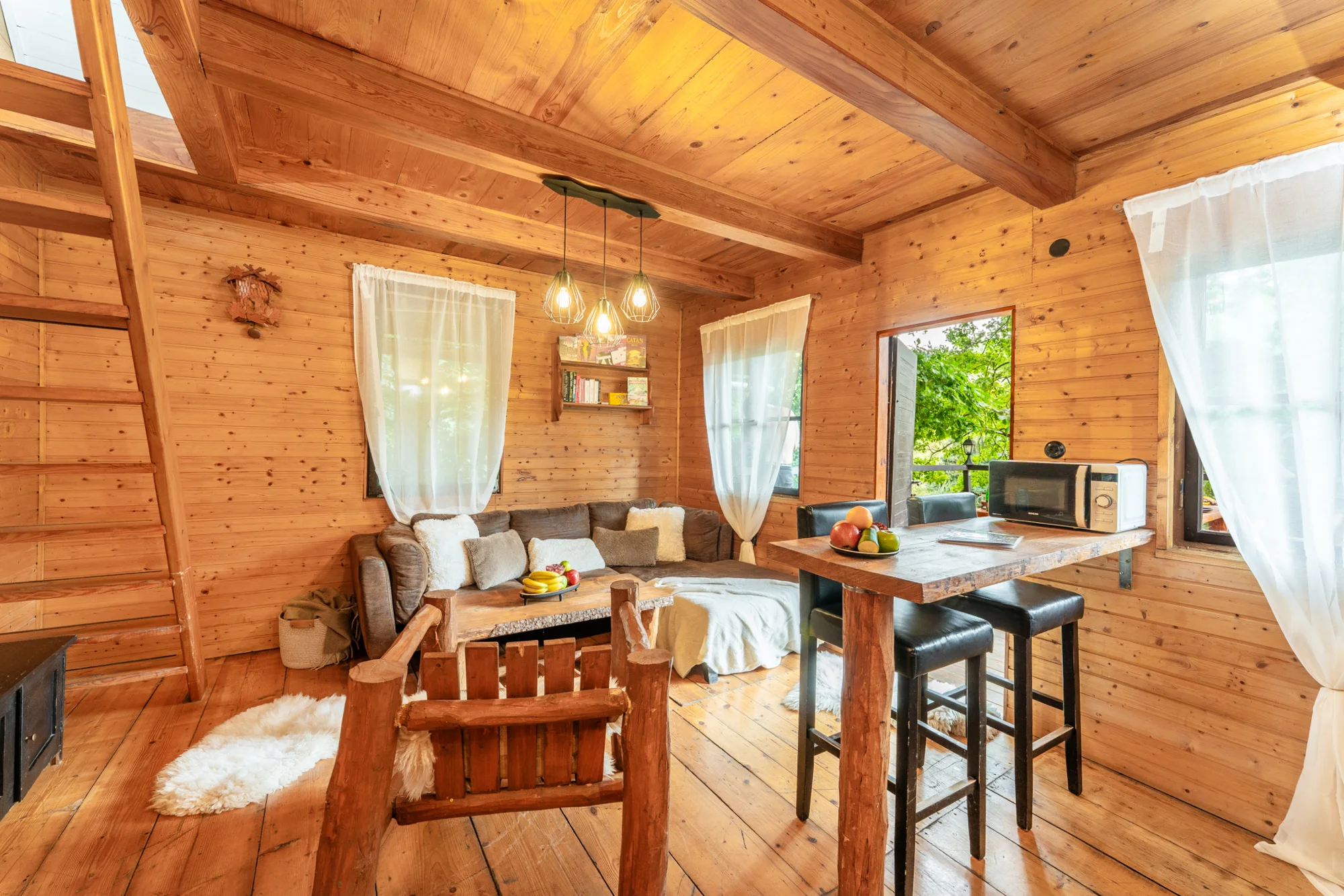 Pobyt v malebné wellness chatě u lesa: sauna, vířivka i zapůjčení lodičky