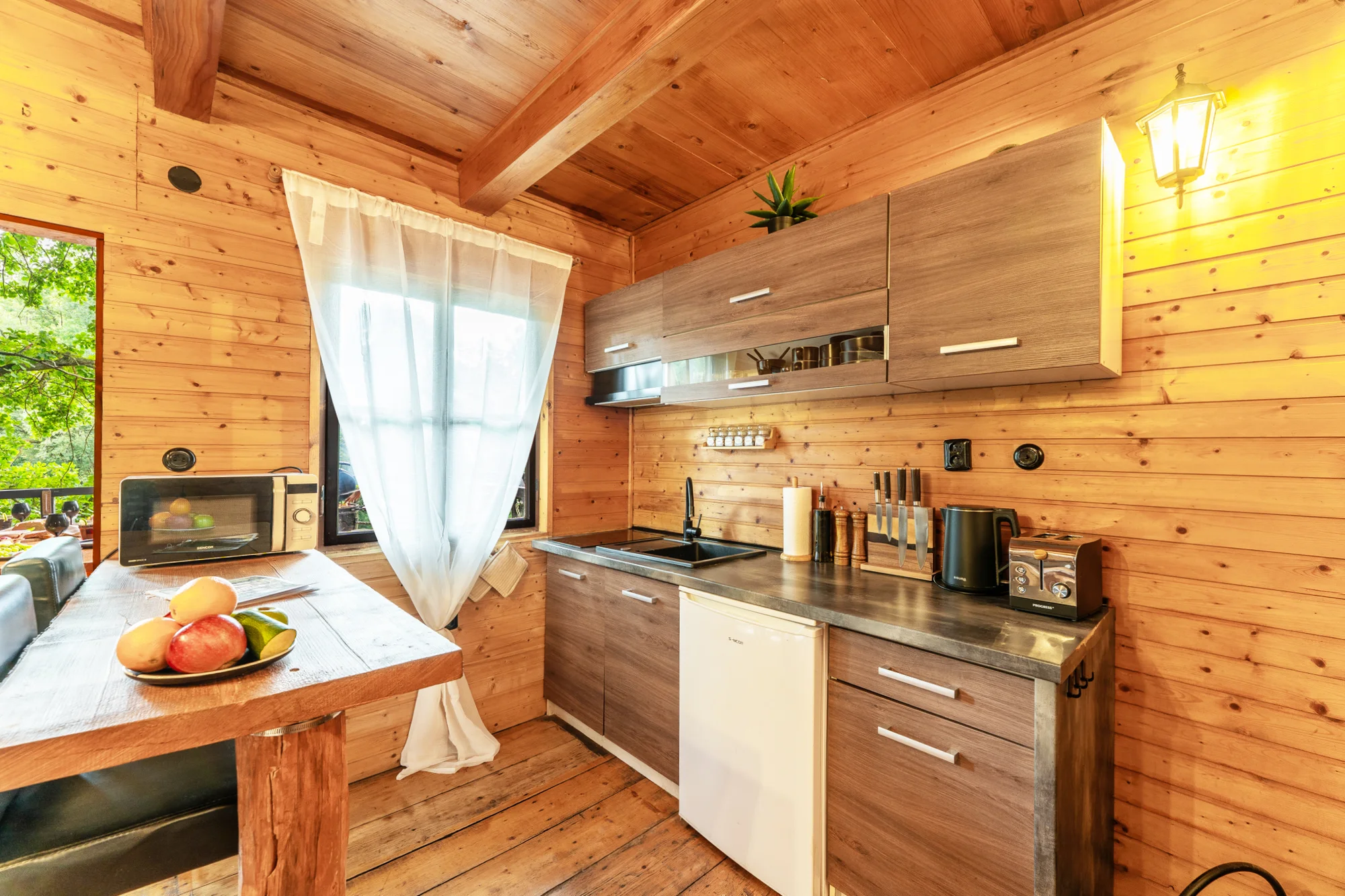 Pobyt v malebné wellness chatě u lesa: sauna, vířivka i zapůjčení lodičky