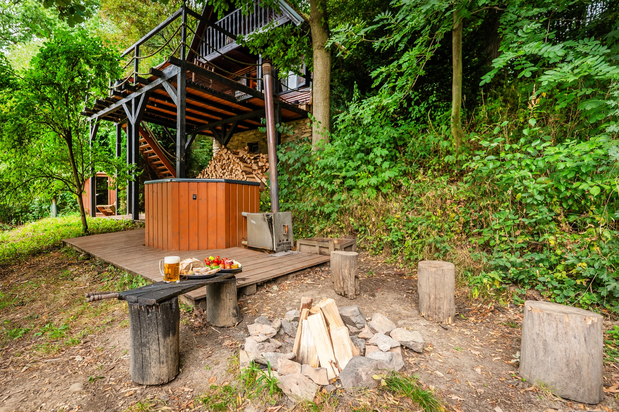 Pobyt v malebné wellness chatě u lesa: sauna, vířivka i zapůjčení lodičky