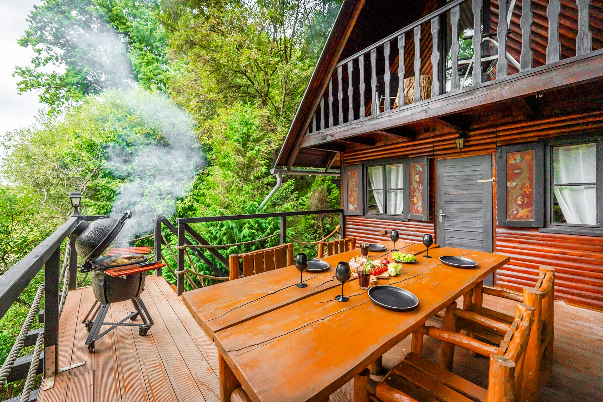 Pobyt v malebné wellness chatě u lesa: sauna, vířivka i zapůjčení lodičky