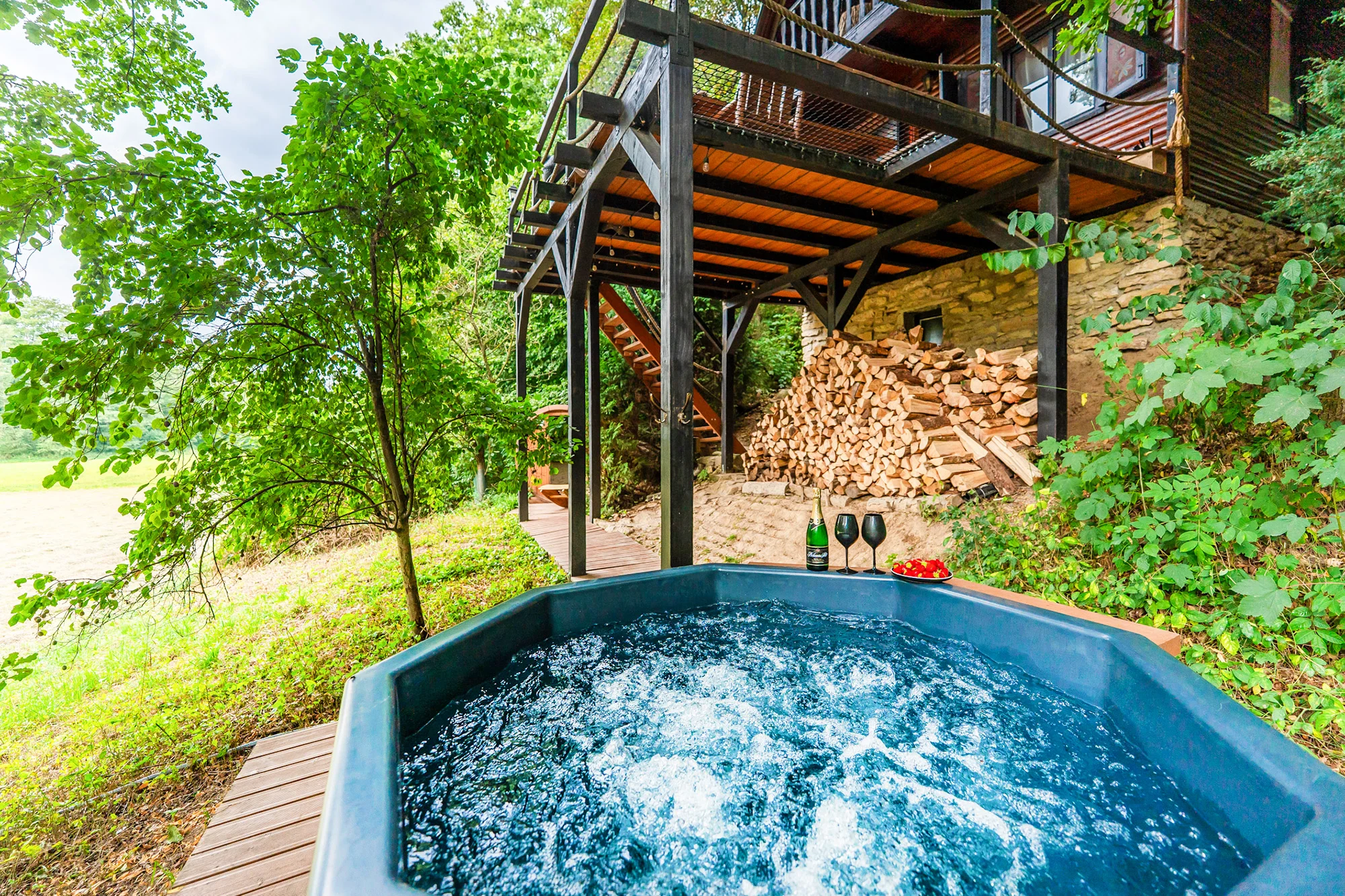 Pobyt v malebné wellness chatě u lesa: sauna, vířivka i zapůjčení lodičky