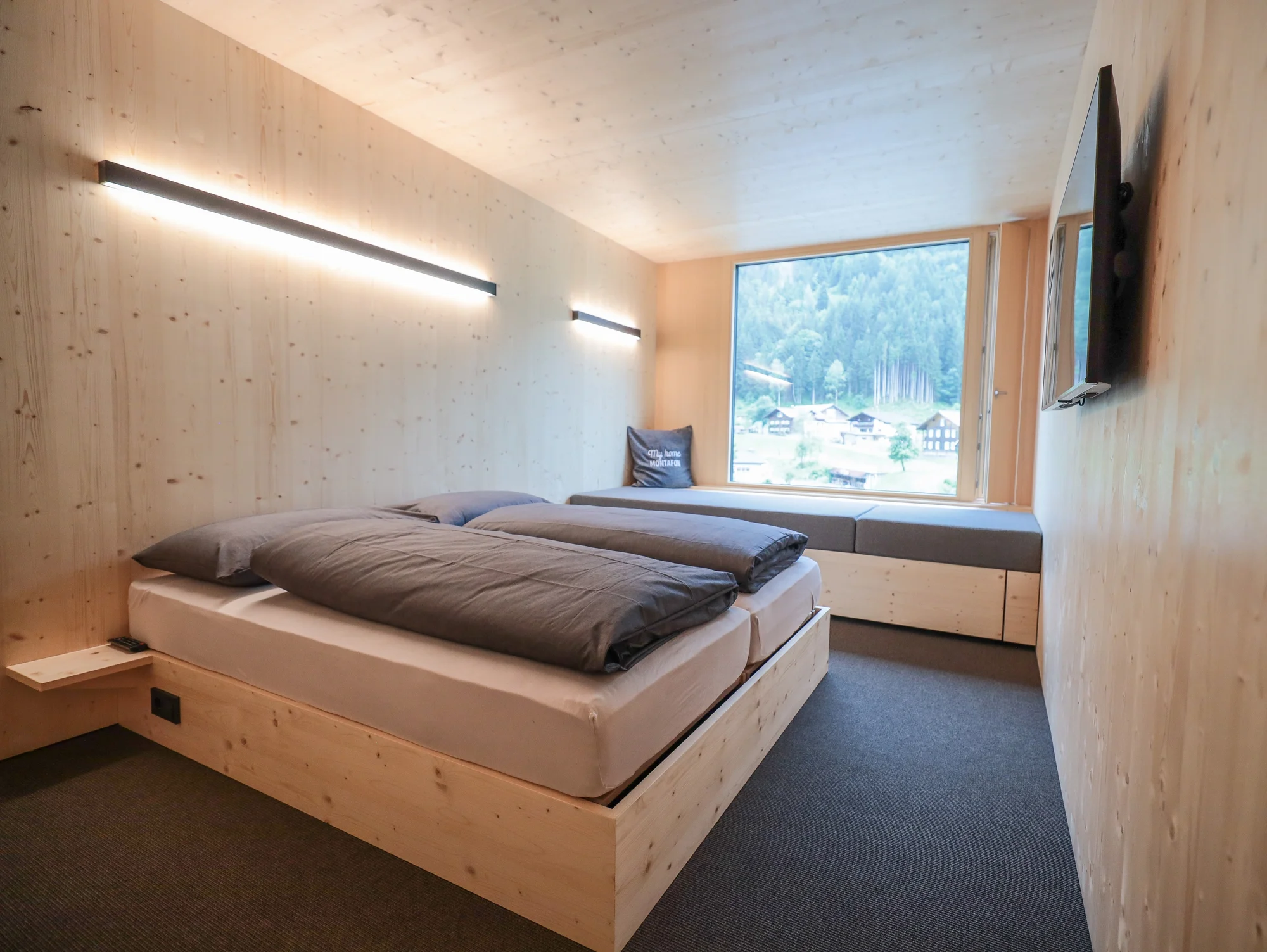 Zima ve vorarlberských Alpách: moderní hotel se snídaní, 30 m od vleku